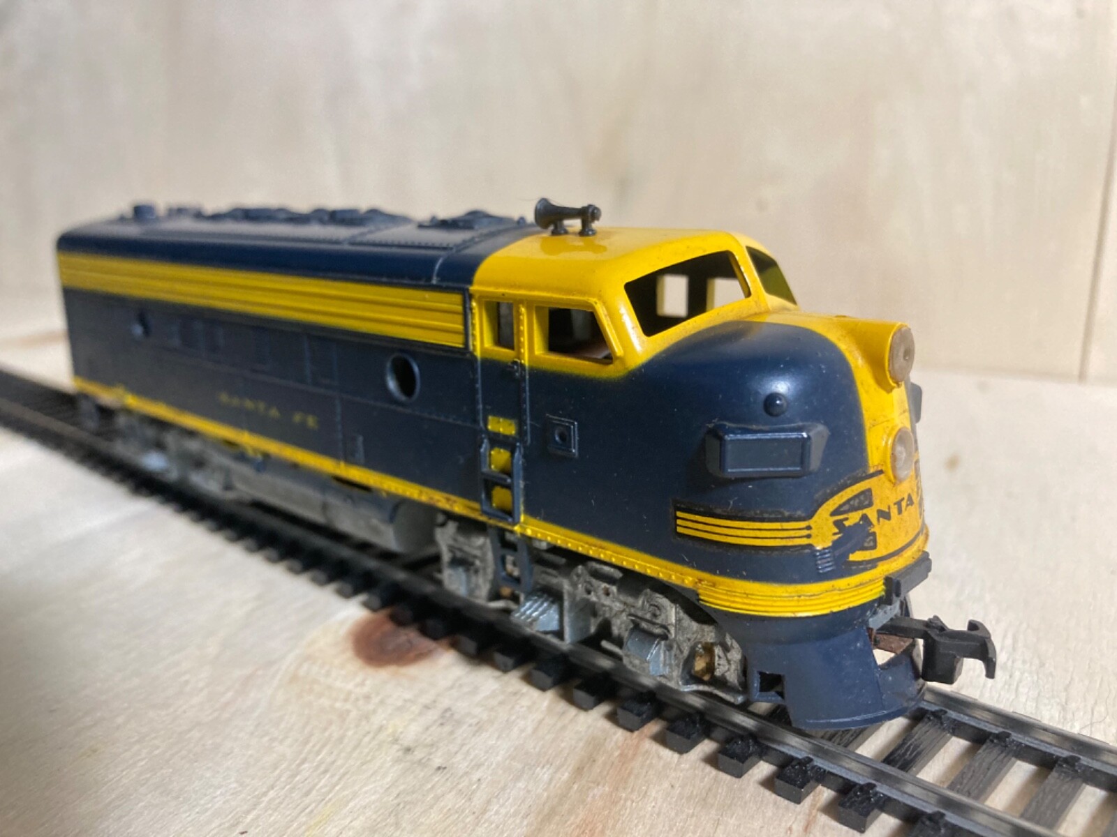 Vintage blue and yellow Athearn HO diesel locomotive Santa Fe