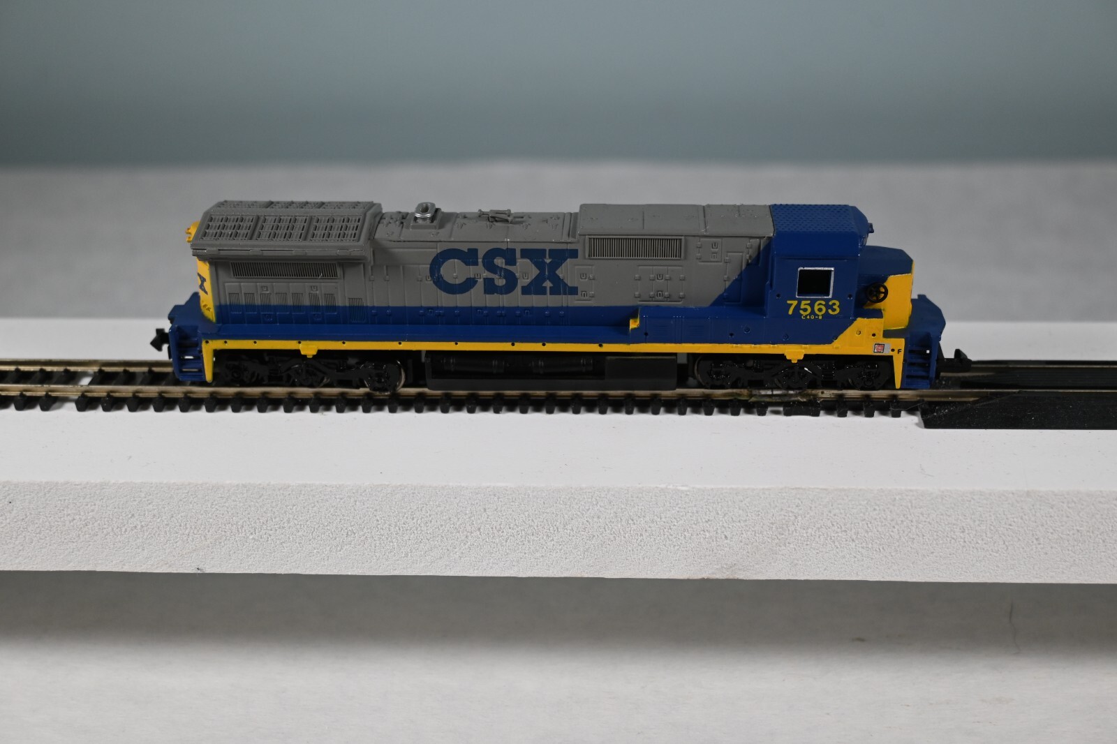 Bachmann Spectrum 85065 CSX 7563 GE DASH 8-40C Diesel Locomotive – New Old Stock