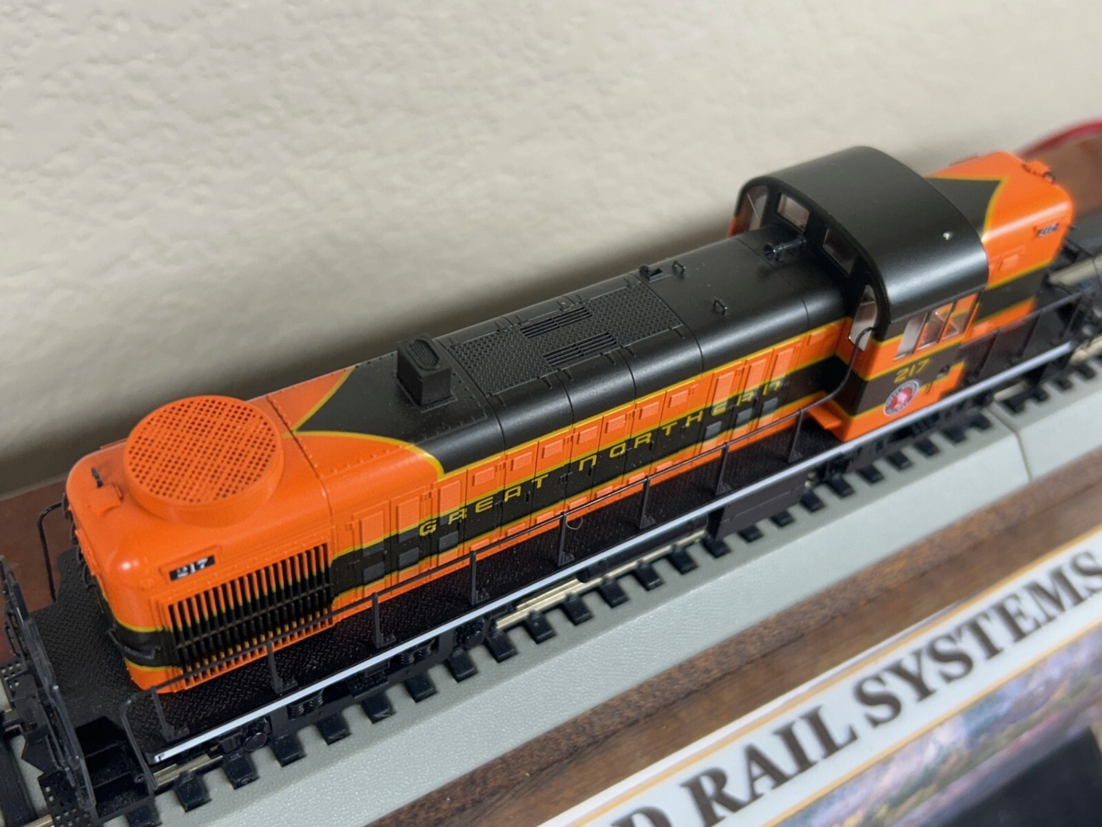 GREAT NORTHERN – ALCO RS-2 ROAD SWITCHER LOCO DC/DCC Ready HO Scale NEW KATO OOP
