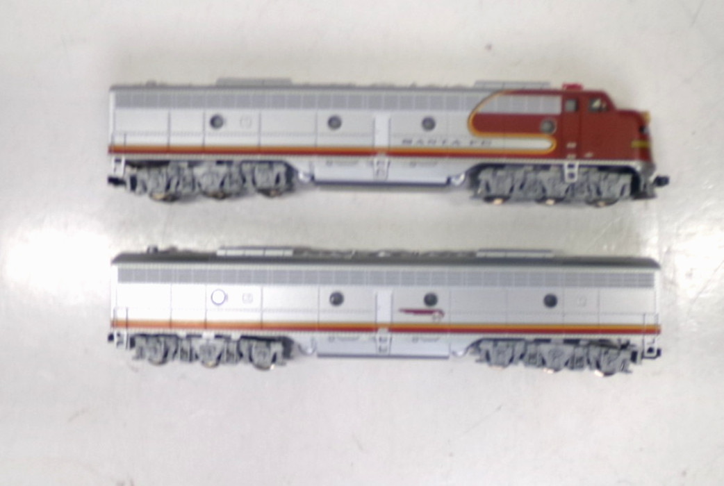 N scale Kato Santa Fe E8/9 diesel engine set in original box (lot N 86)