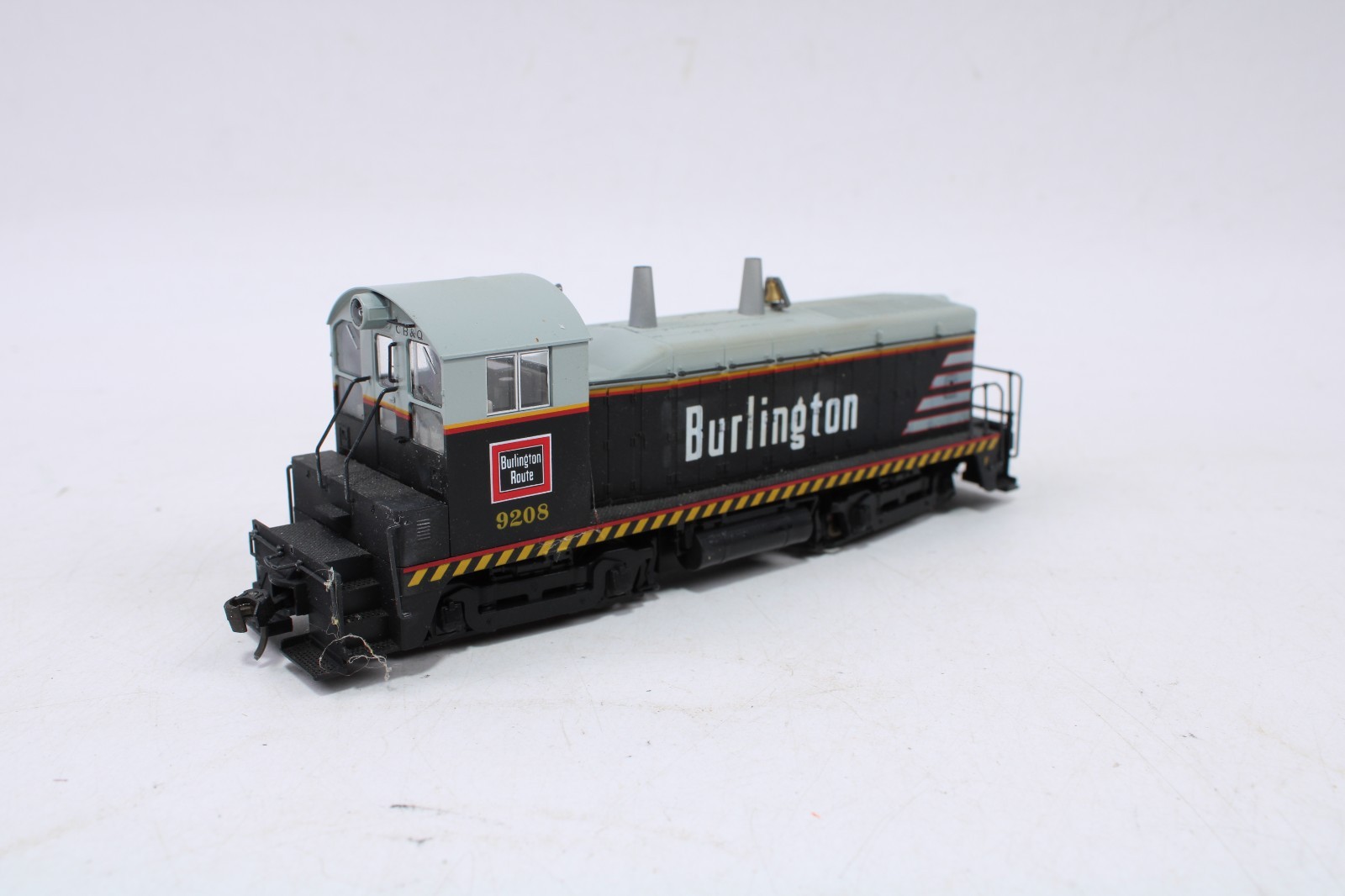 KATO 37-10F HO Scale EMD NW2 Phase I Diesel Locomotive CB&Q Burlington #9208