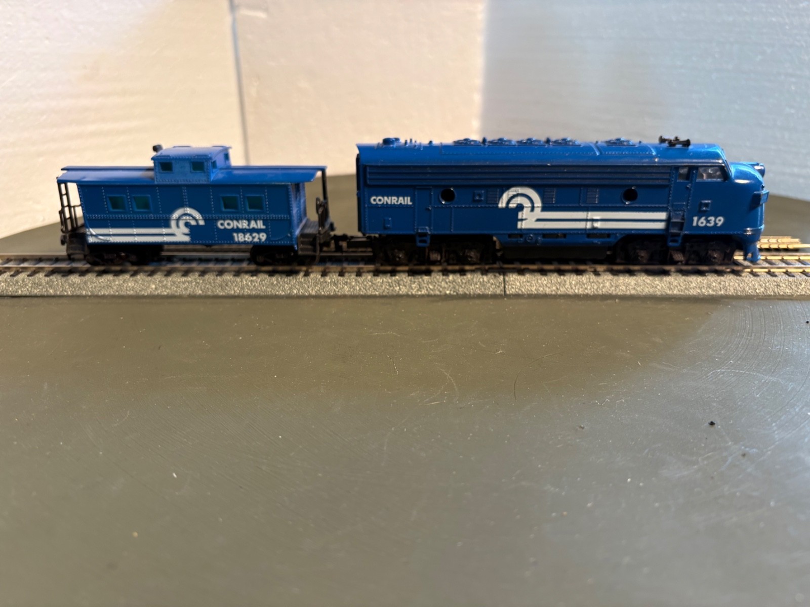 Tested: HO Life-Like Conrail F7A Locomotive # 1639 & Caboose (26-718)
