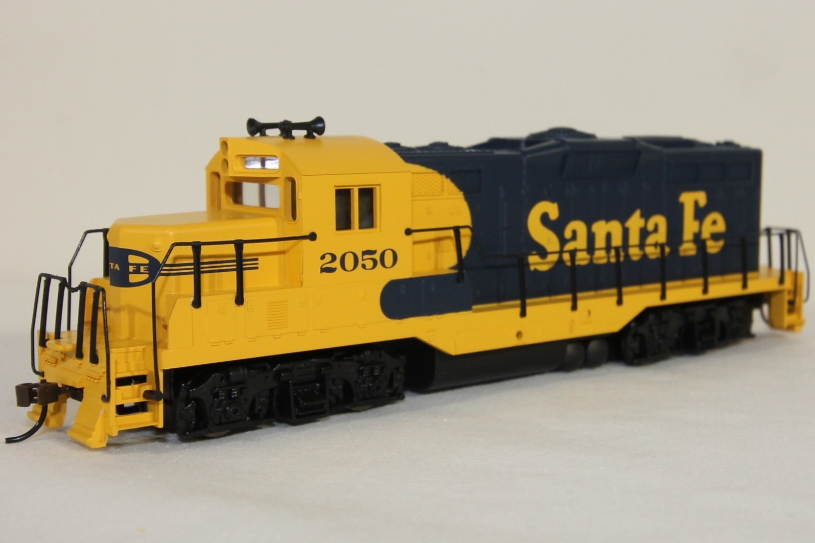 Walthers HO GP9M Santa Fe #2050 Classic Blue & Yellow – New/Original Packaging