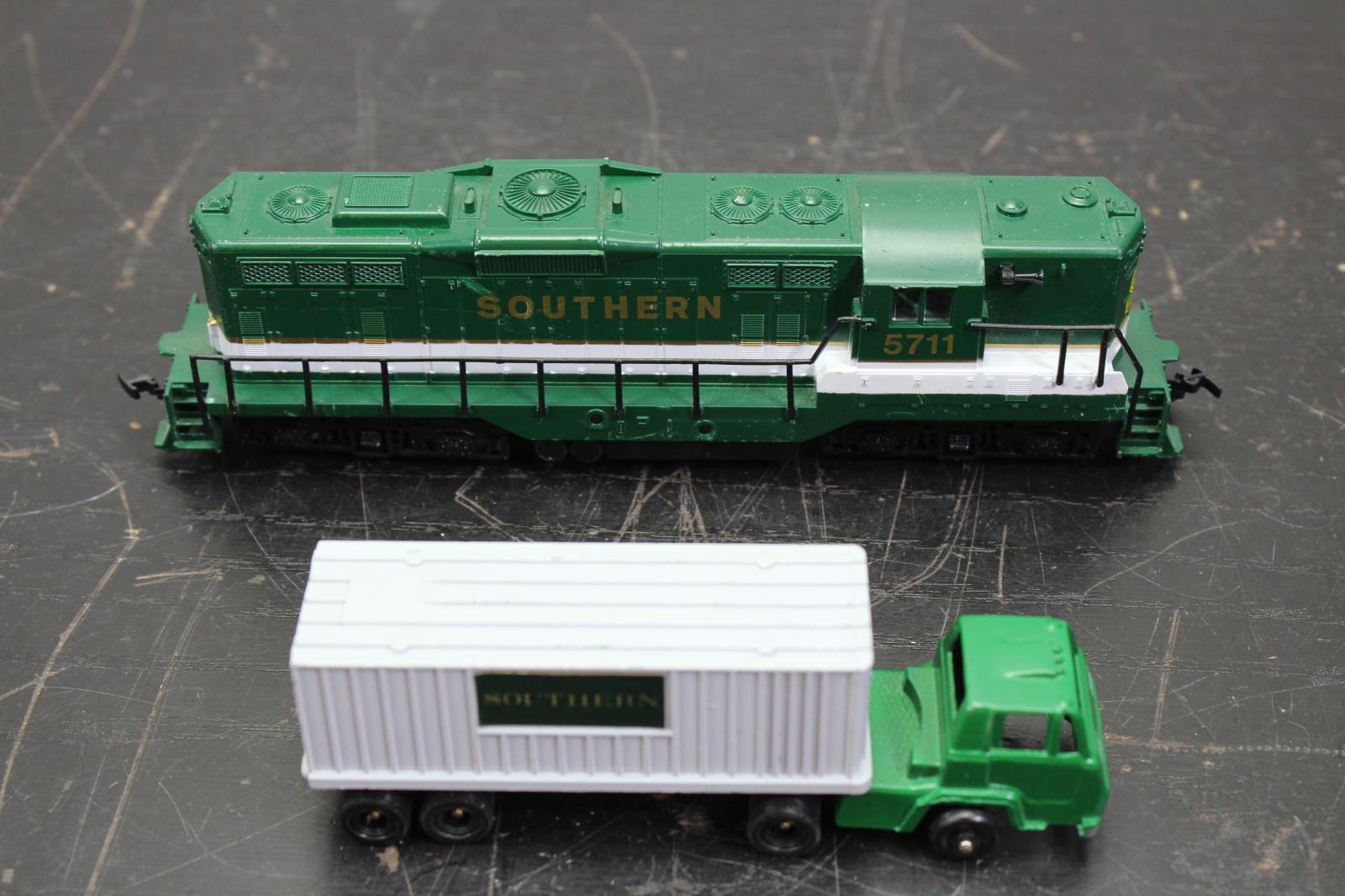 LIONEL SOUTHERN DIESEL ENGINE RD# 5711 8in W/ Green Truck