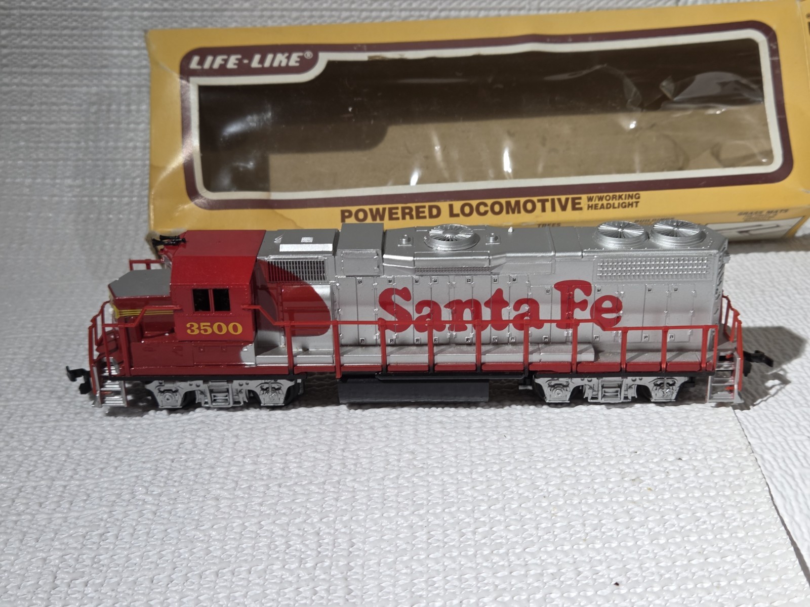 HO Life-Like Lighted Santa Fe #3500 Diesel Locomotive—Box Knc Cplrs A187