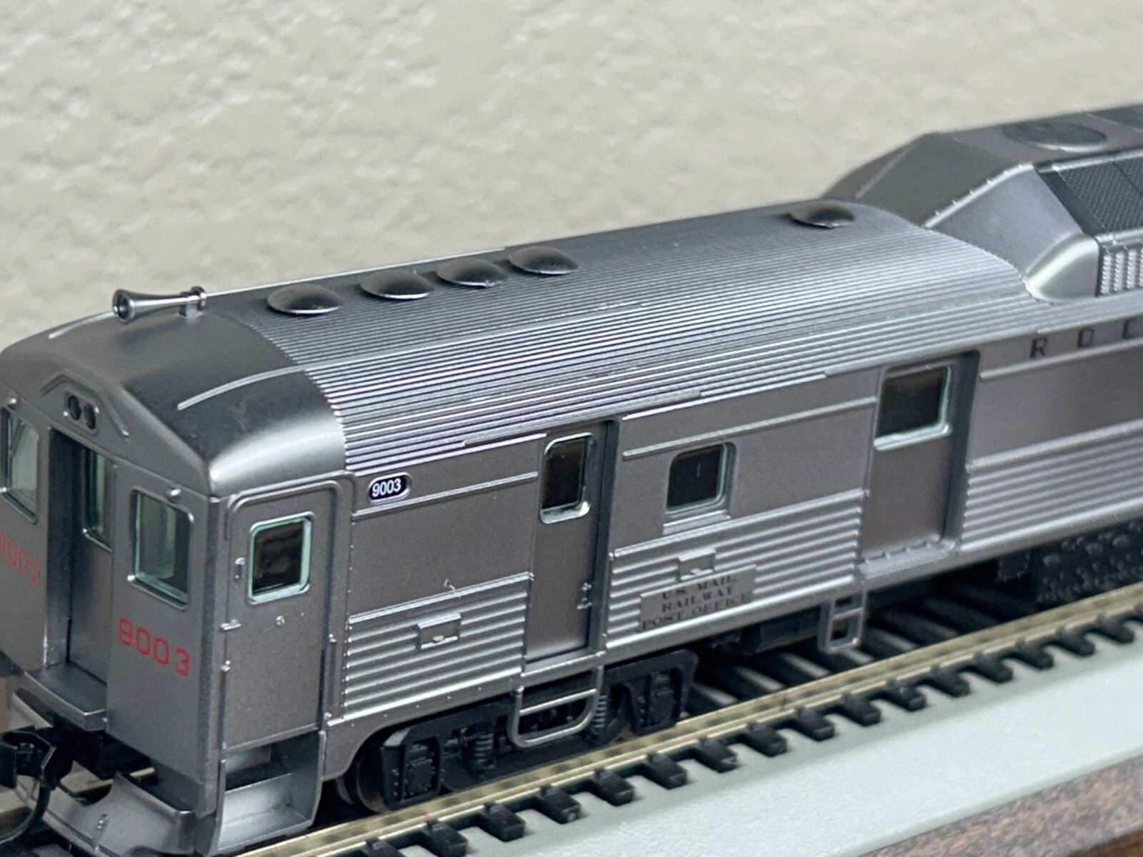 BUDD RDC3 RAIL DIESEL LOCO- ROCK ISLAND – DC / DCC Ready ” PLATED ” HO Scale NEW