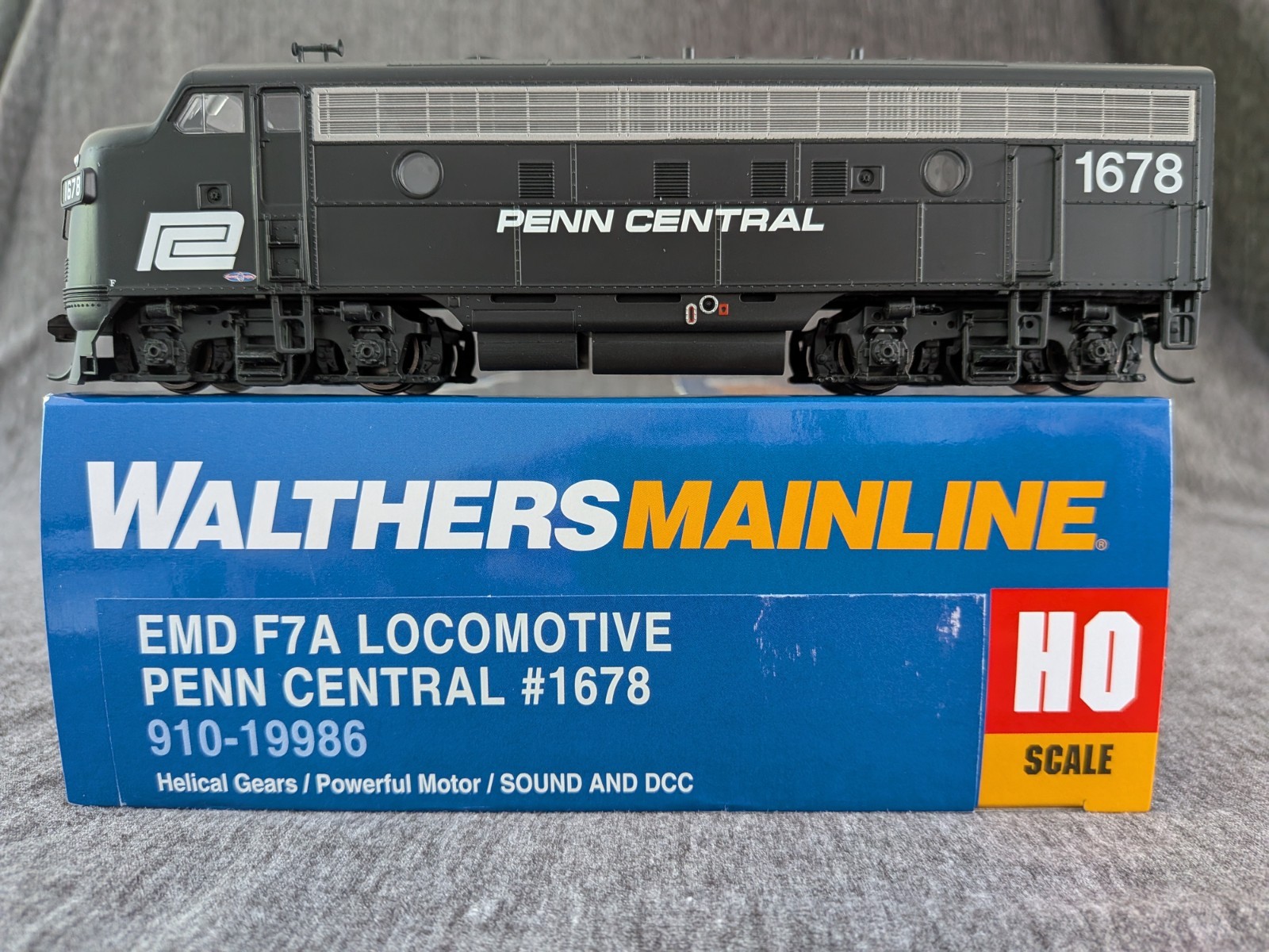 Walthers Mainline HO F7A, Penn Central #1678, #910-19986, DCC/Sound.