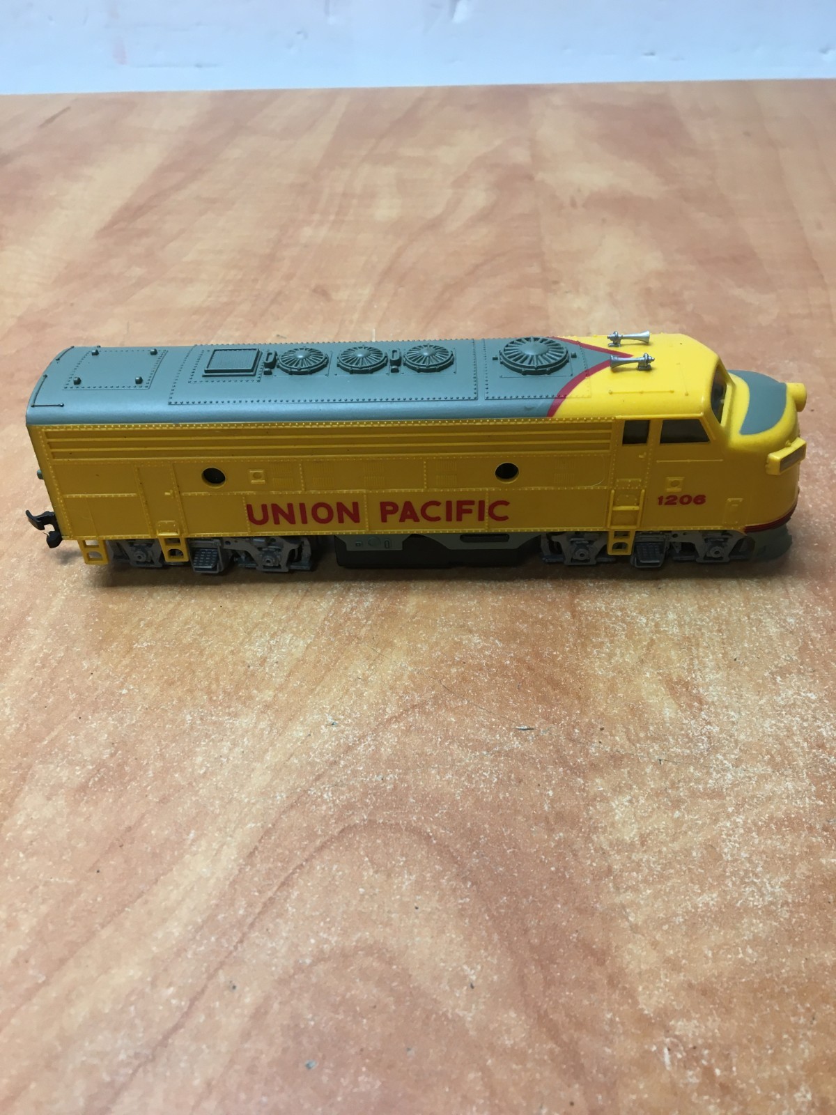 Bachmann Union Pacific HO Scale 1206 Train Engine Yellow Working but READ