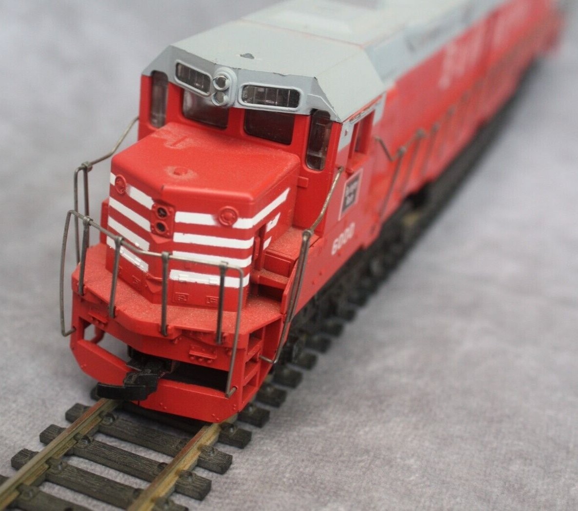 HO Scale Burlington 6000 Diesel Locomotive 16 wheel