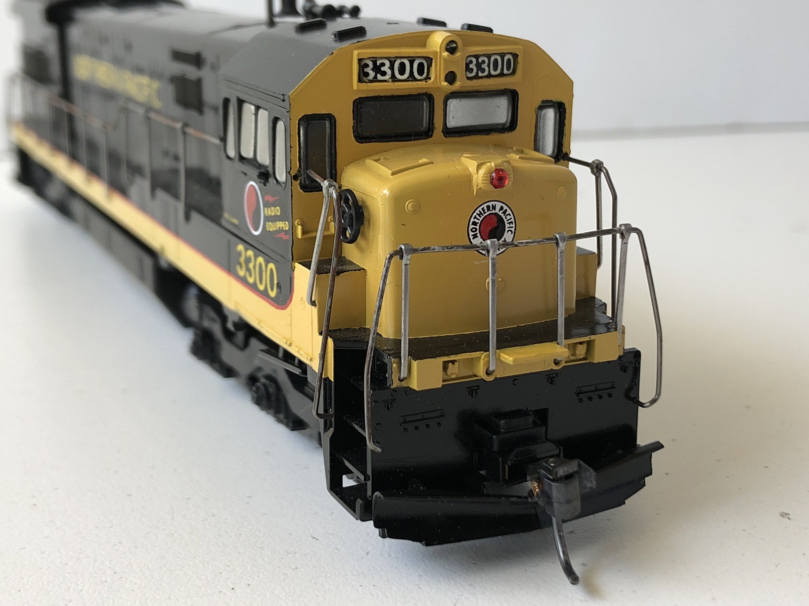 Athearn #3503 HO Northern Pacific U33C Powered Diesel Locomotive 3300