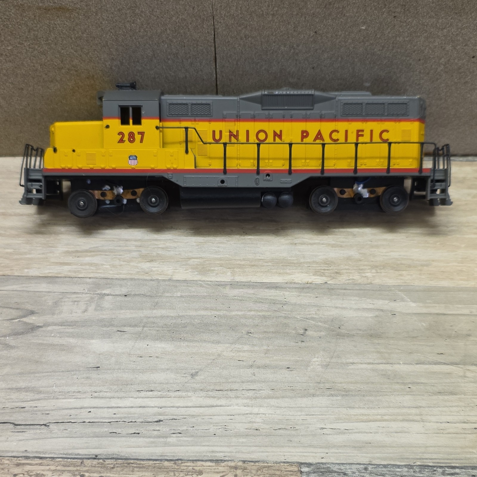 Walthers Union Pacific HO Diesel Locomotive No. 287 Yellow Gray Analog No Box