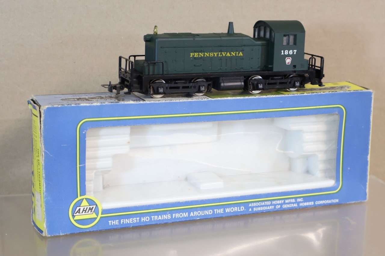 AHM 5014 HO GAUGE PENNSYLVANIA PRR EMD SW-1 DIESEL LOCOMOTIVE 1867 BOXED op