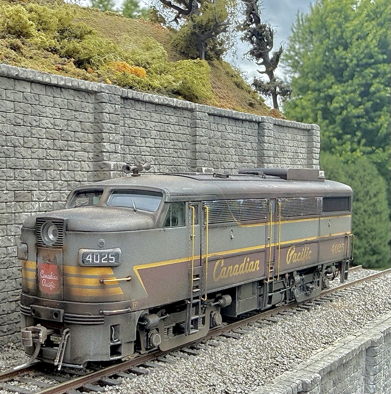HO Scale Rapido CP ALCo PA-1 and PB-1 Diesel Locomotives DCC/Sound/weathered
