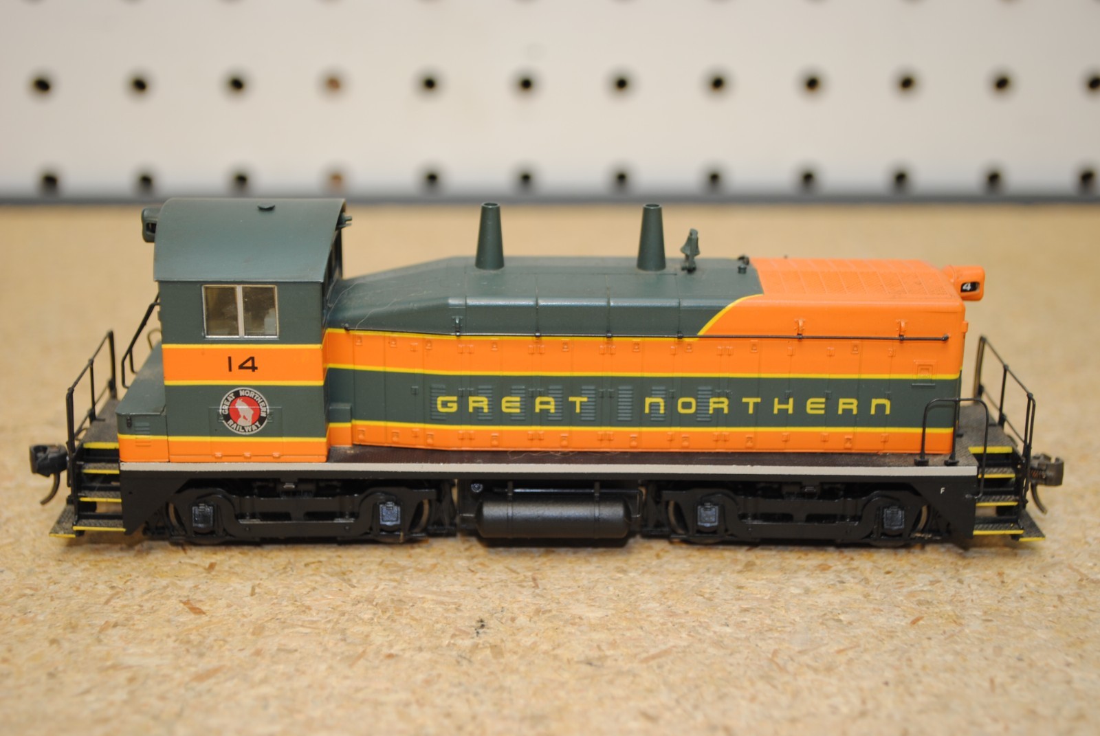 Life-Like/Proto 2000 GN Great Northern #14 SW9/1200 Diesel Locomotive HO
