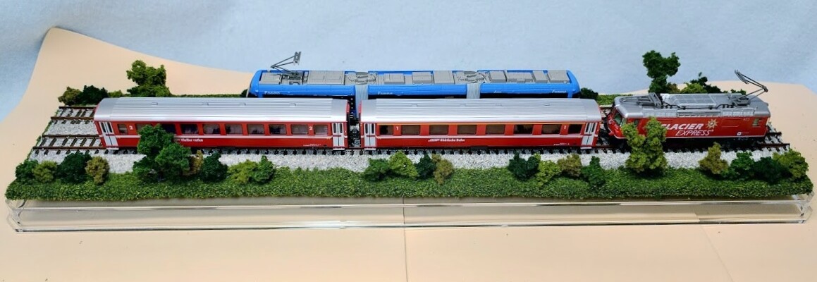 N SCALE 16″ DOUBLE-TRACK DISPLAY CASE – SUMMER SCENE-FOR ANY N TRAINS