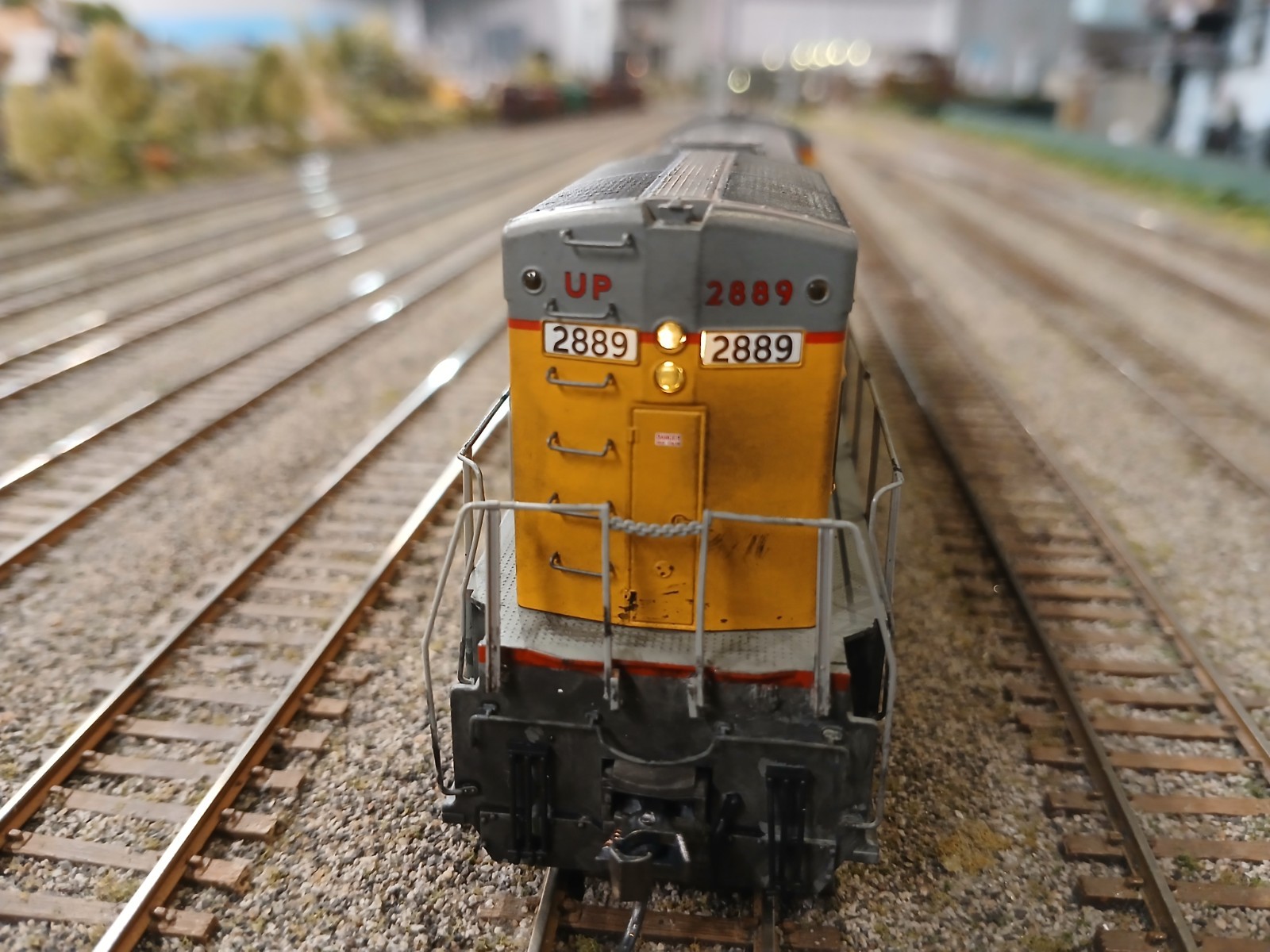 Union Pacific HO Diesel Locomotive #2889 Yellow Gray Light Function Dcc/Sound