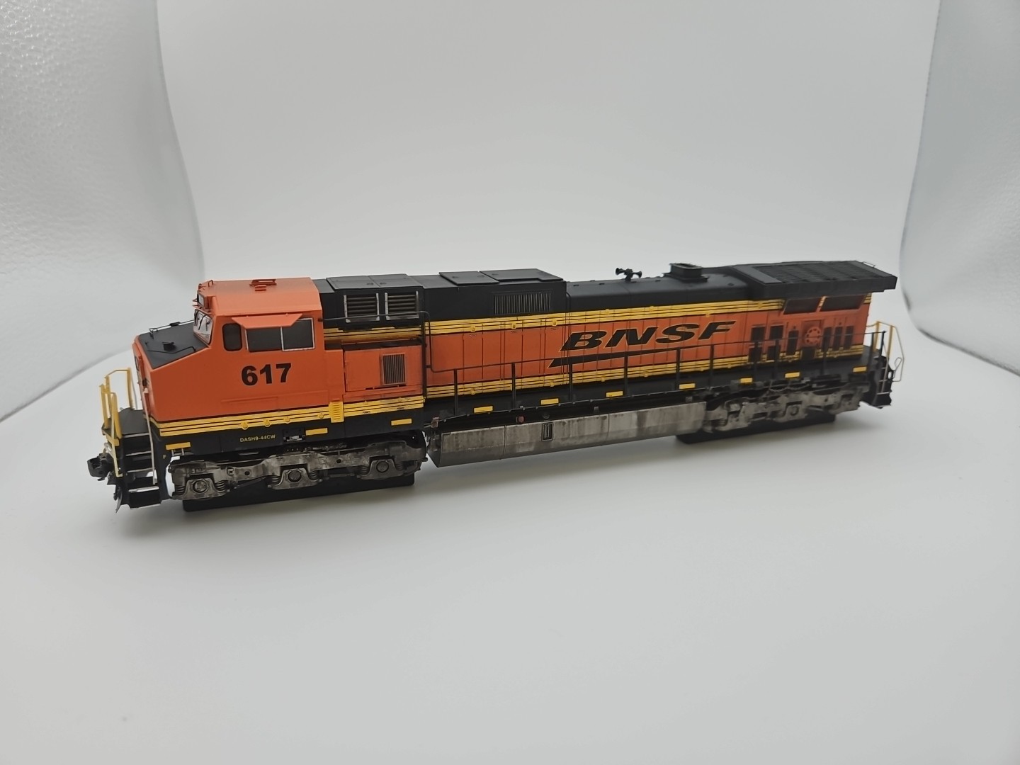 Scaletrains BNSF Railway C44-9W Heritage III Custom Weathered #617 SXT31843