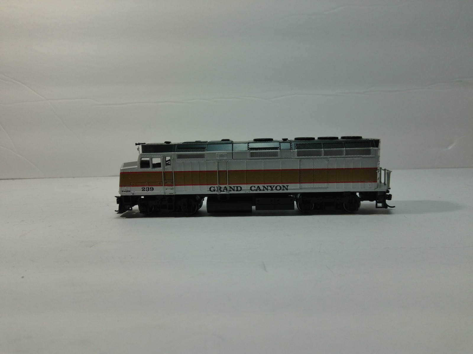 Walthers 910-19480 HO Scale EMD F40PH Locomotive DCC+Sound GCR #239