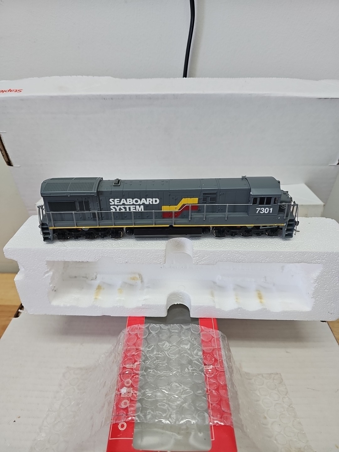 Atlas Seaboard System 7301 GE u36C DCC PLUG Diesel Loco HO Scale