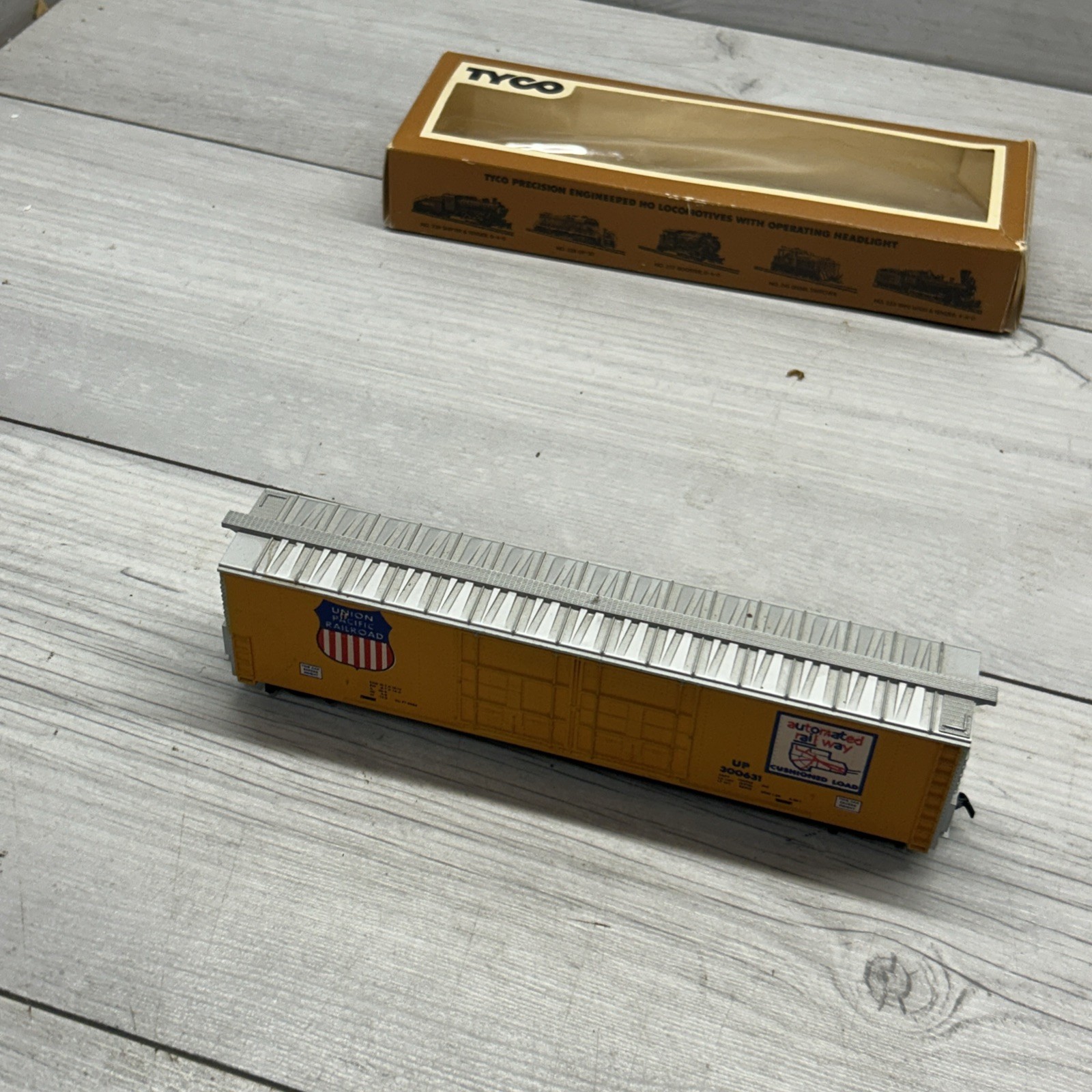 HO Scale Union Pacific Railroad 50′ High Roof Boxcar #300631