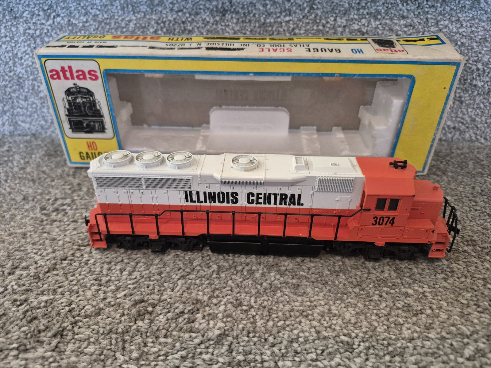 Mix Set of Atlas HO Model Railroad Engine and cars