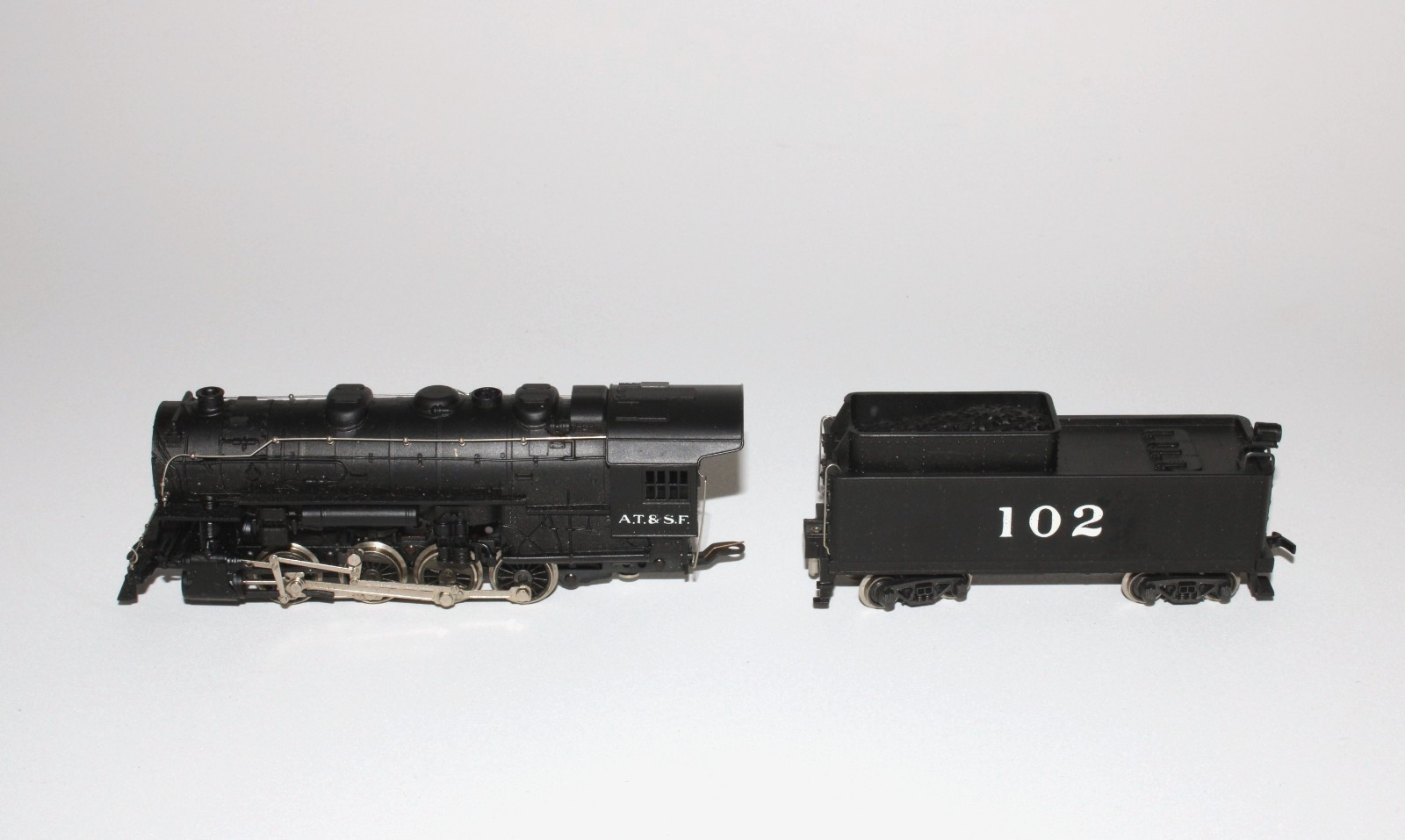 AHM Rivarossi HO 0-8-0 Switcher Steam Locomotive & Tender 5083 A.T. & S.F. 102