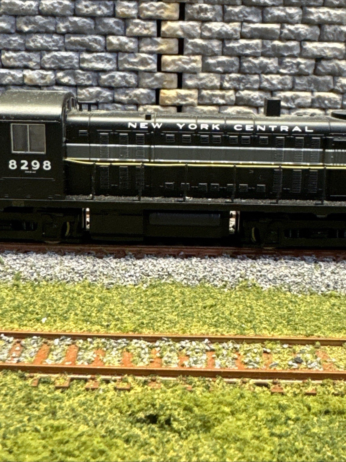 BACHMANN HO ALCO RS-3 DIESEL POWERED LOCOMOTIVE NYC 8298 – DCC ON BOARD