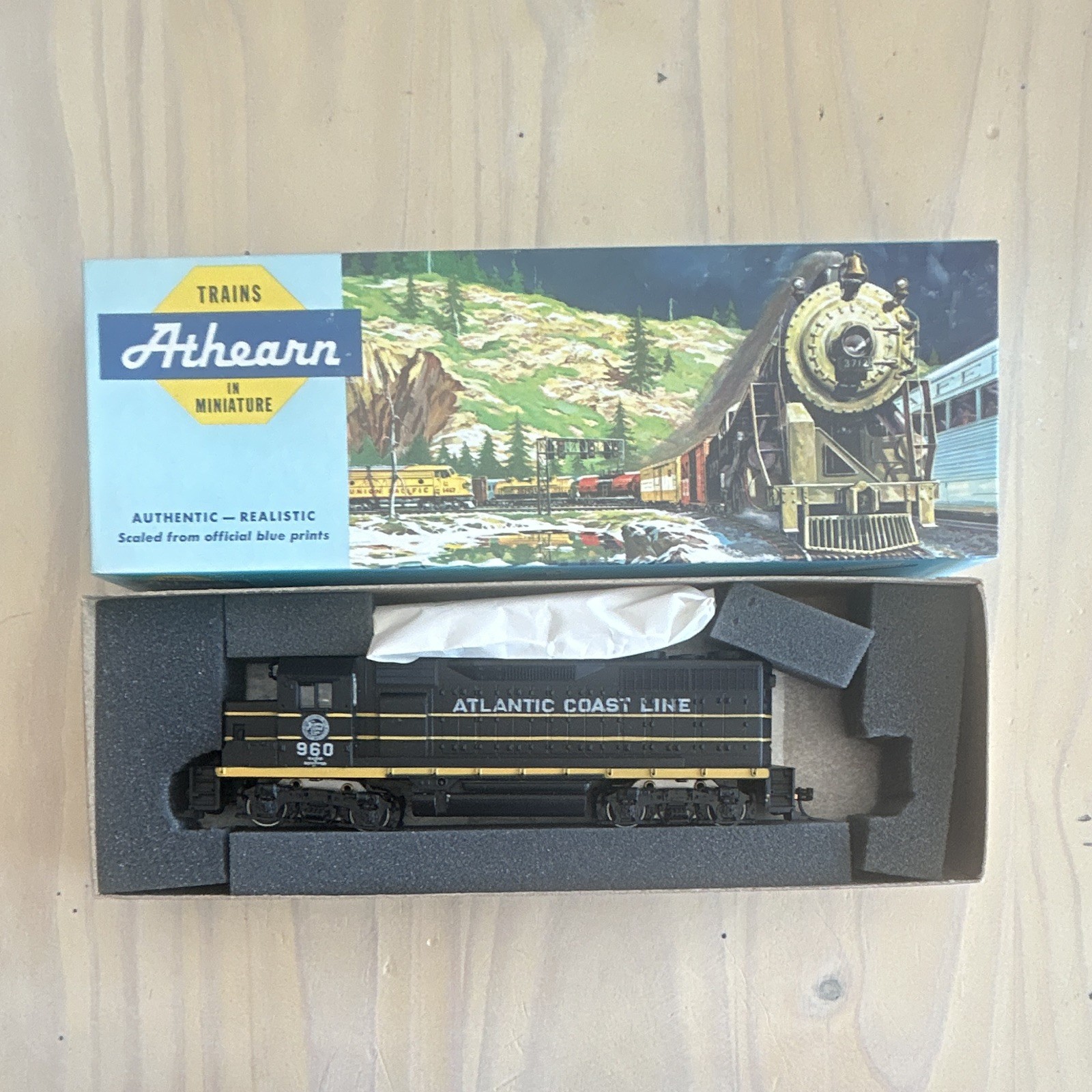 Athearn HO GP35 Diesel Locomotive Atlantic Coast Line #960 DC Analog