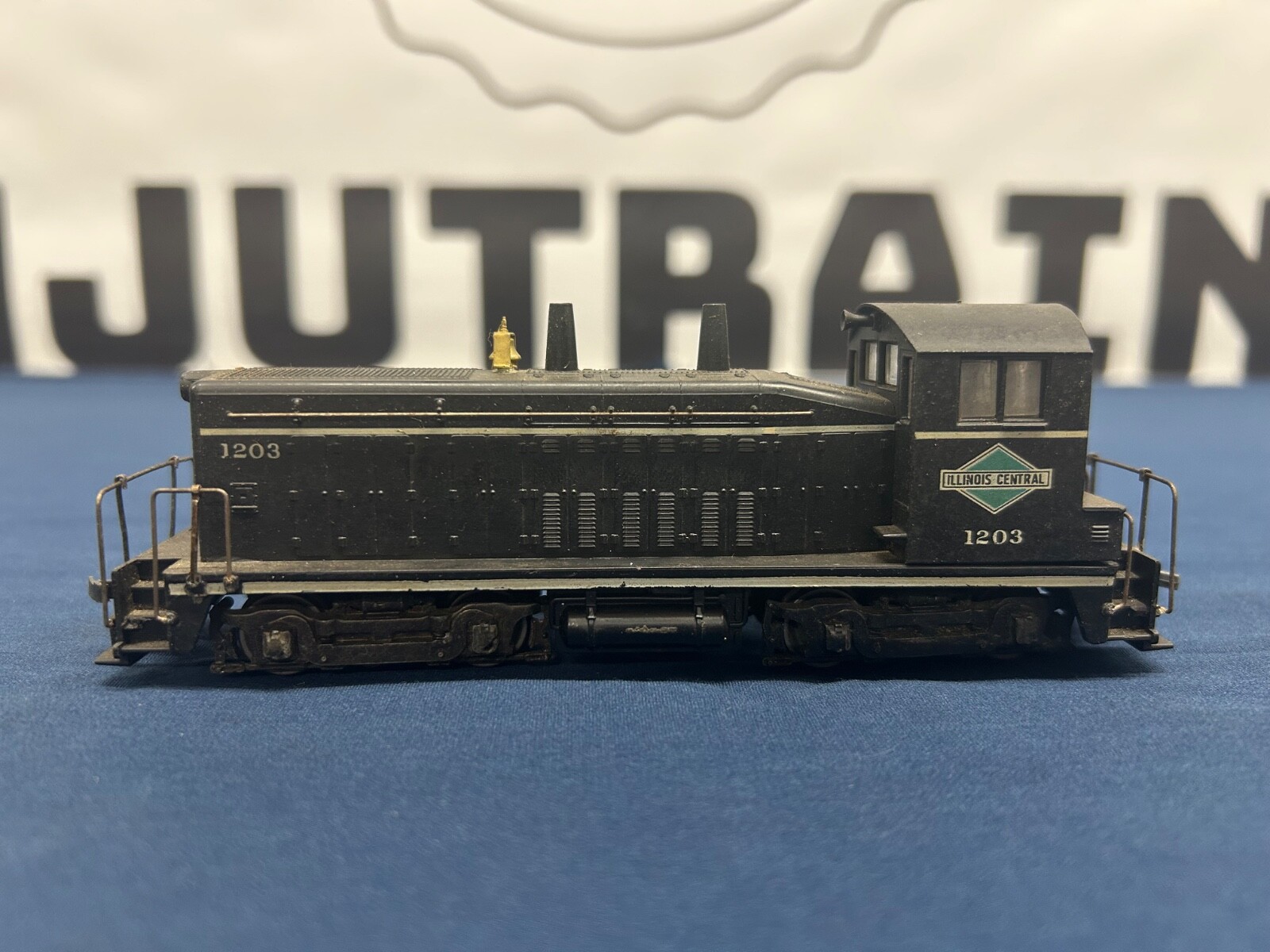 Athearn HO Illinois Central #1203 SW-7 Diesel Engine DC NO BOX