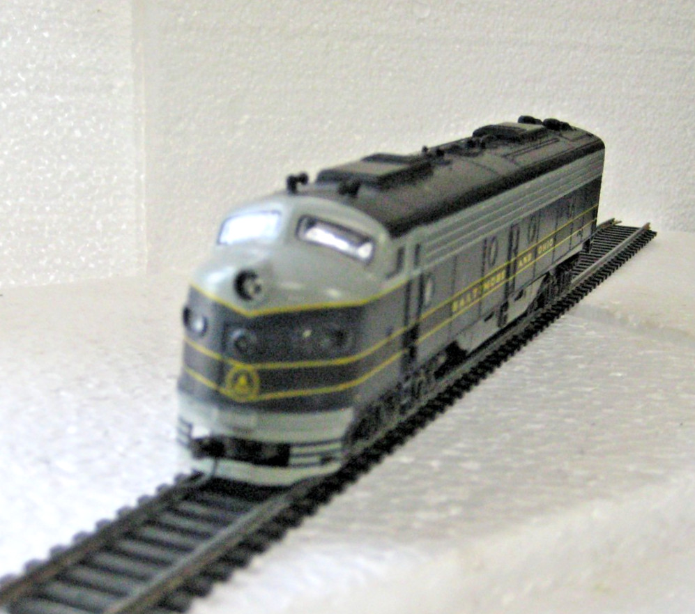 HO E8 LOCOMOTIVE BALTIMORE AND OHIO DUMMY LOCO