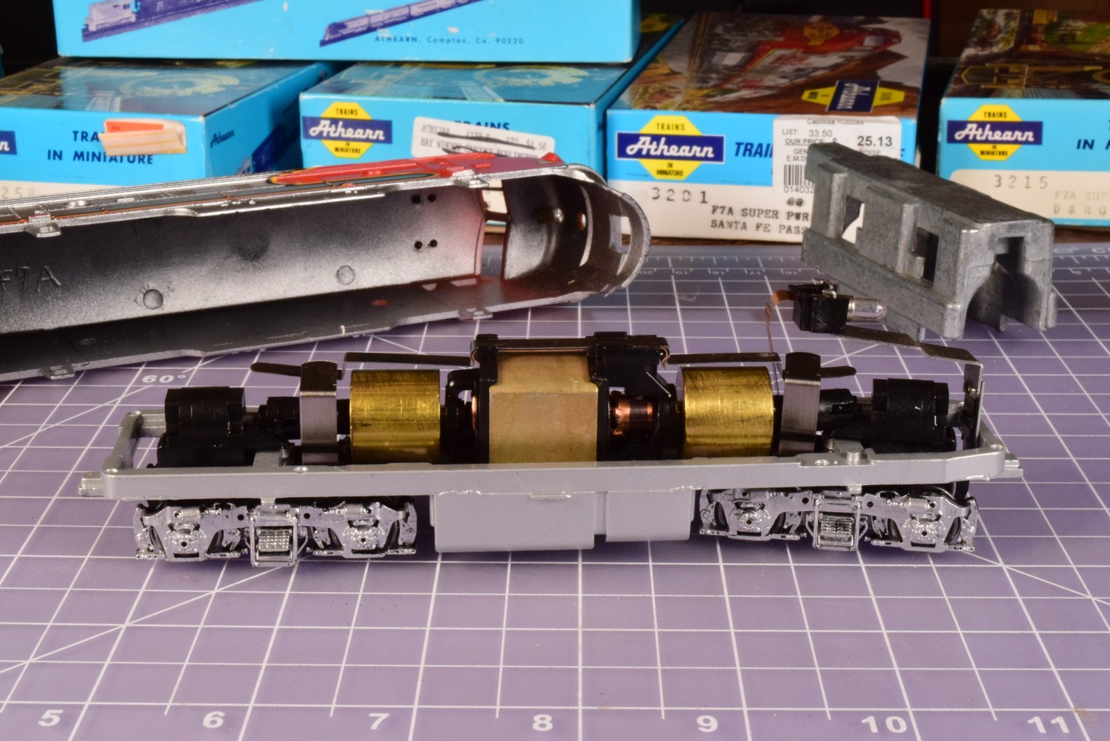 near TrkRdy 16.9 oz Good Working Condition Athearn F7A Super Power Santa Fe