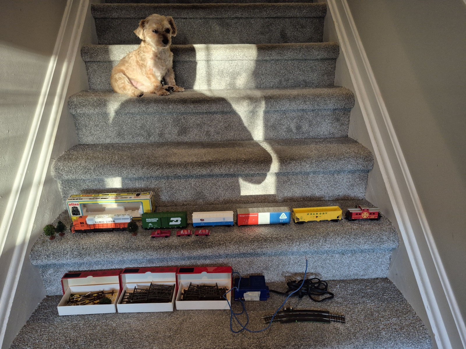 Mix Set of Atlas HO Model Railroad Engine and cars