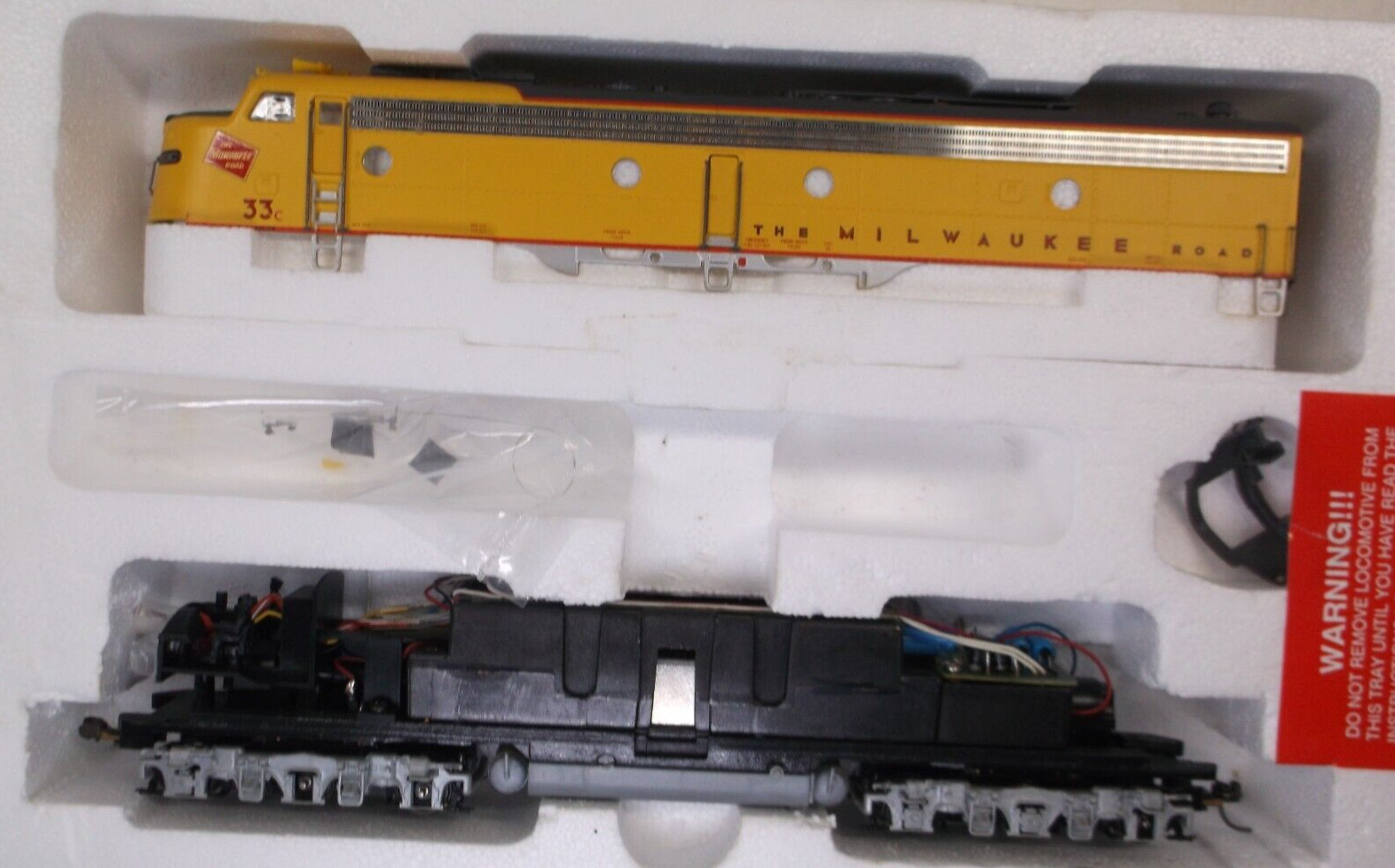HO gauge Proto 2000 Milwaukee Road E8/9 diesel engine in OB (lot 632)