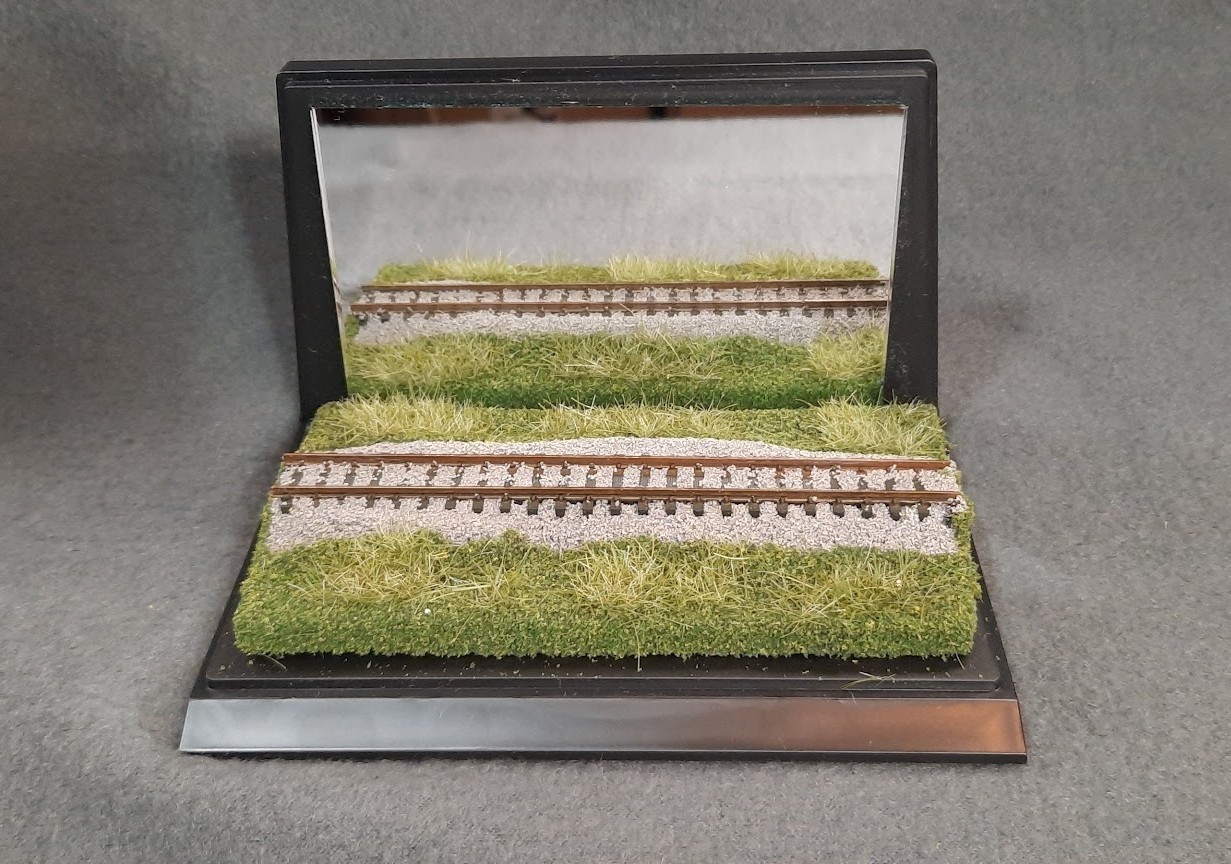 N SCALE – MIRROR- 5″ DISPLAY CASE – SUMMER SCENE – FOR ANY N SMALL LOCO OR CAR