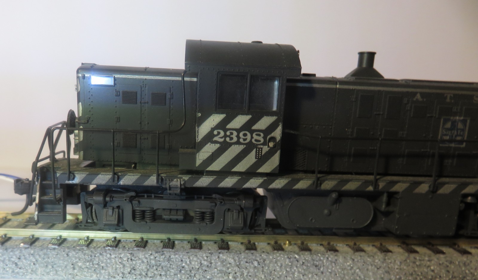 Atlas/Kato HO Santa Fe RS-1 DC/DCC, Directional LED Lights, Knuckle Couplers