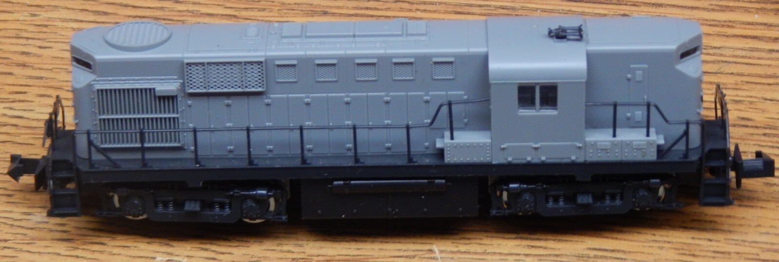 ATLAS 4260 UNDECORATED RS-11 DIESEL LOCOMOTIVE USED VERY LITTLE W/BOX N GAUGE