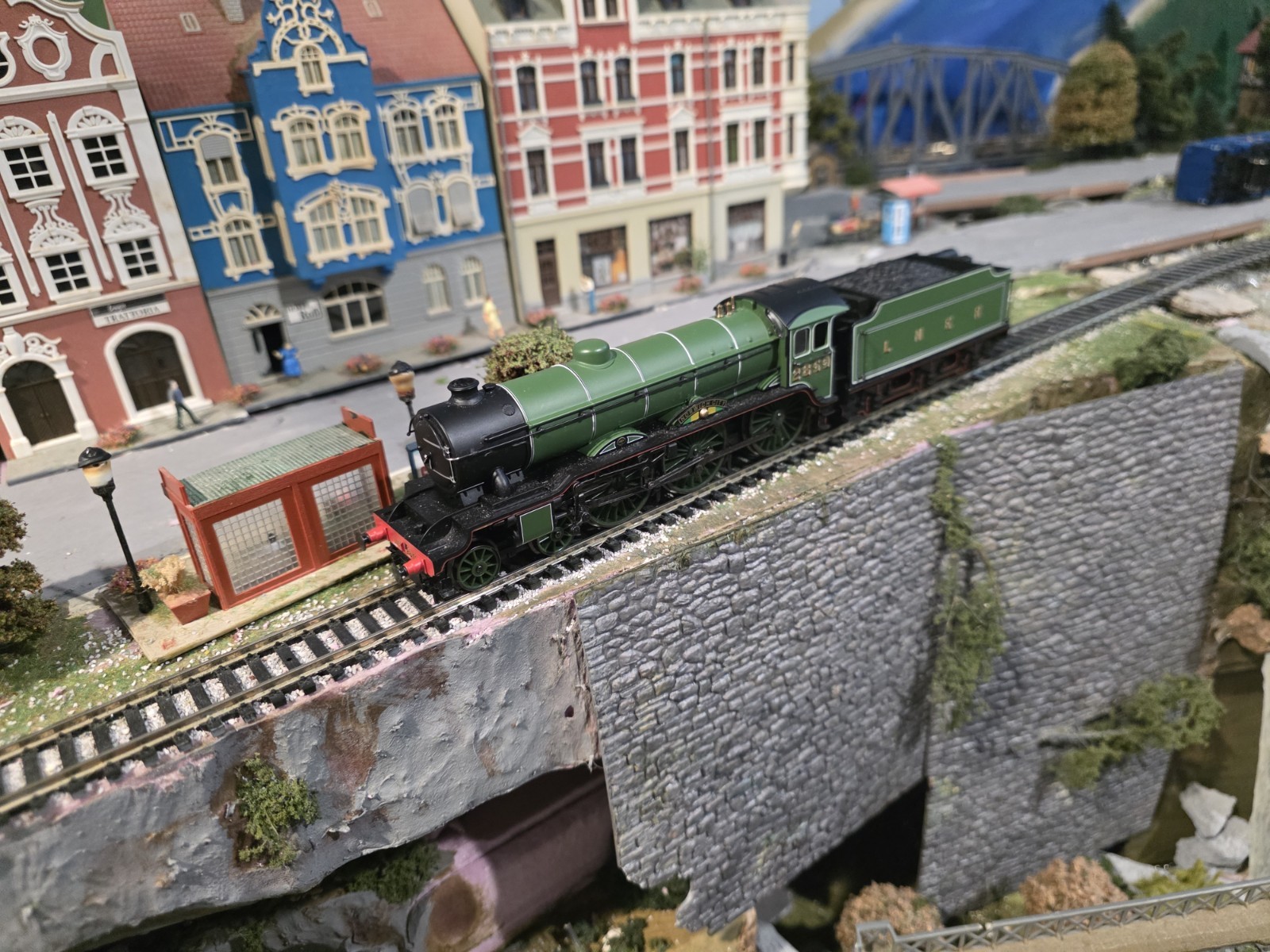 Hornby LNER Class B17/4 Norwich City Steam Locomotive OO SCALE DC