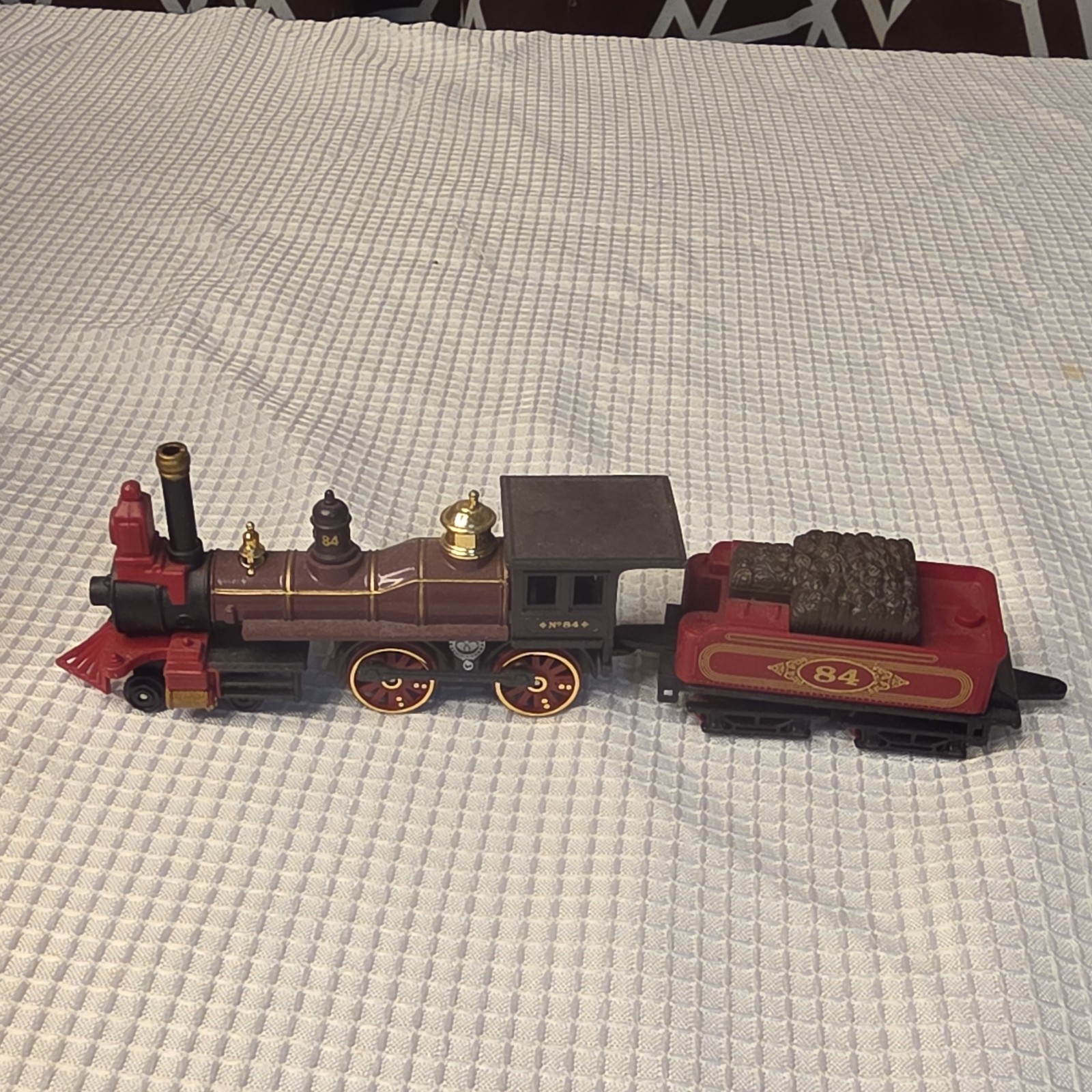 HO Gauge Steam Locomotive 4-4-0 No. 84 Red Black Gold Brown Plastic Model