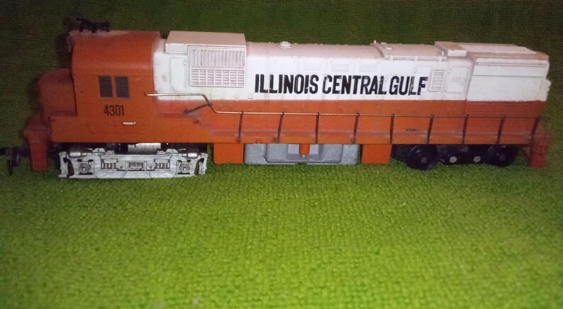 Vintage Mantua-Tyco HO Gauge Illinois Central Gulf 4301 Locomotive Caboose As-Is