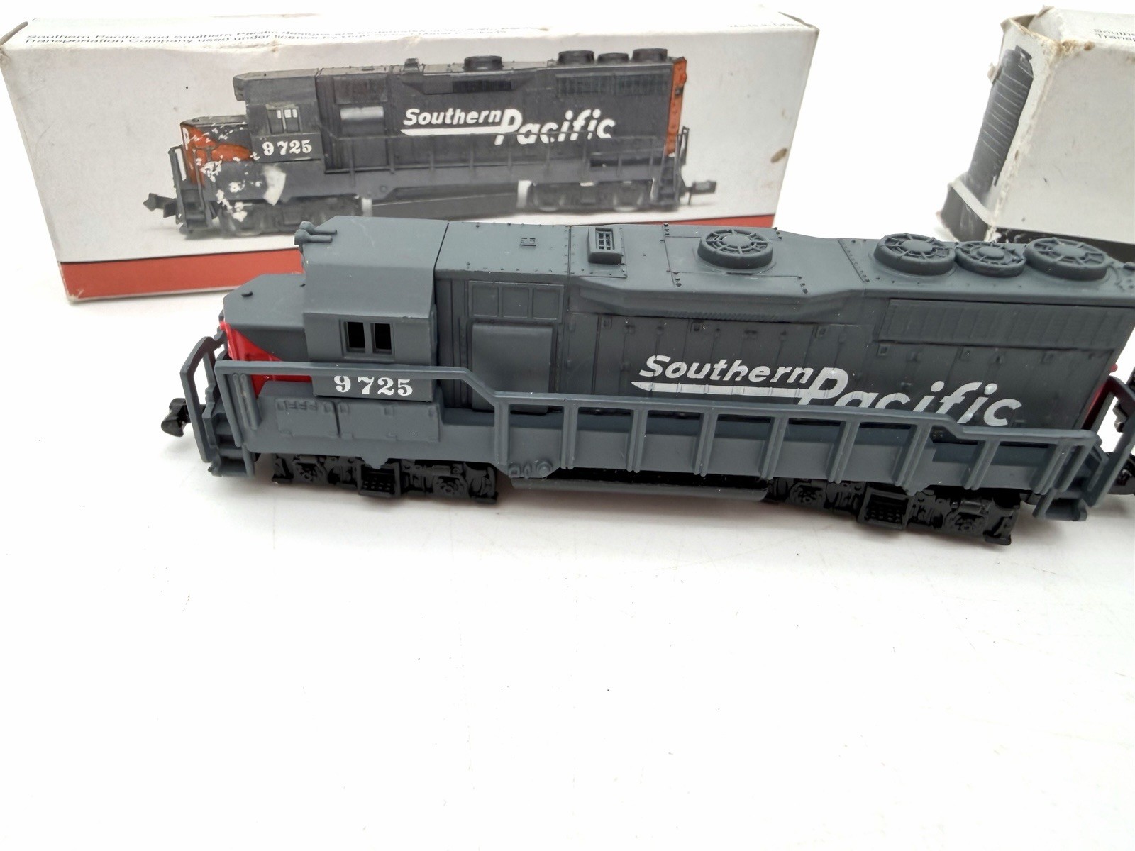 Southern Pacific N Scale Dummy Locomotive 9725 & Stock Car w/ Boxes Lot