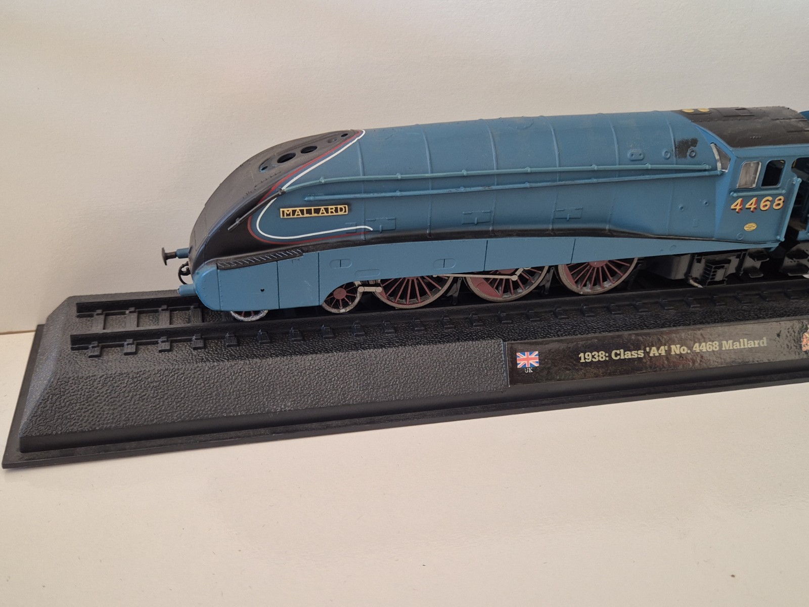 Vintage Mallard Model Train 1938 Class A4 No. 4468 On Stand.