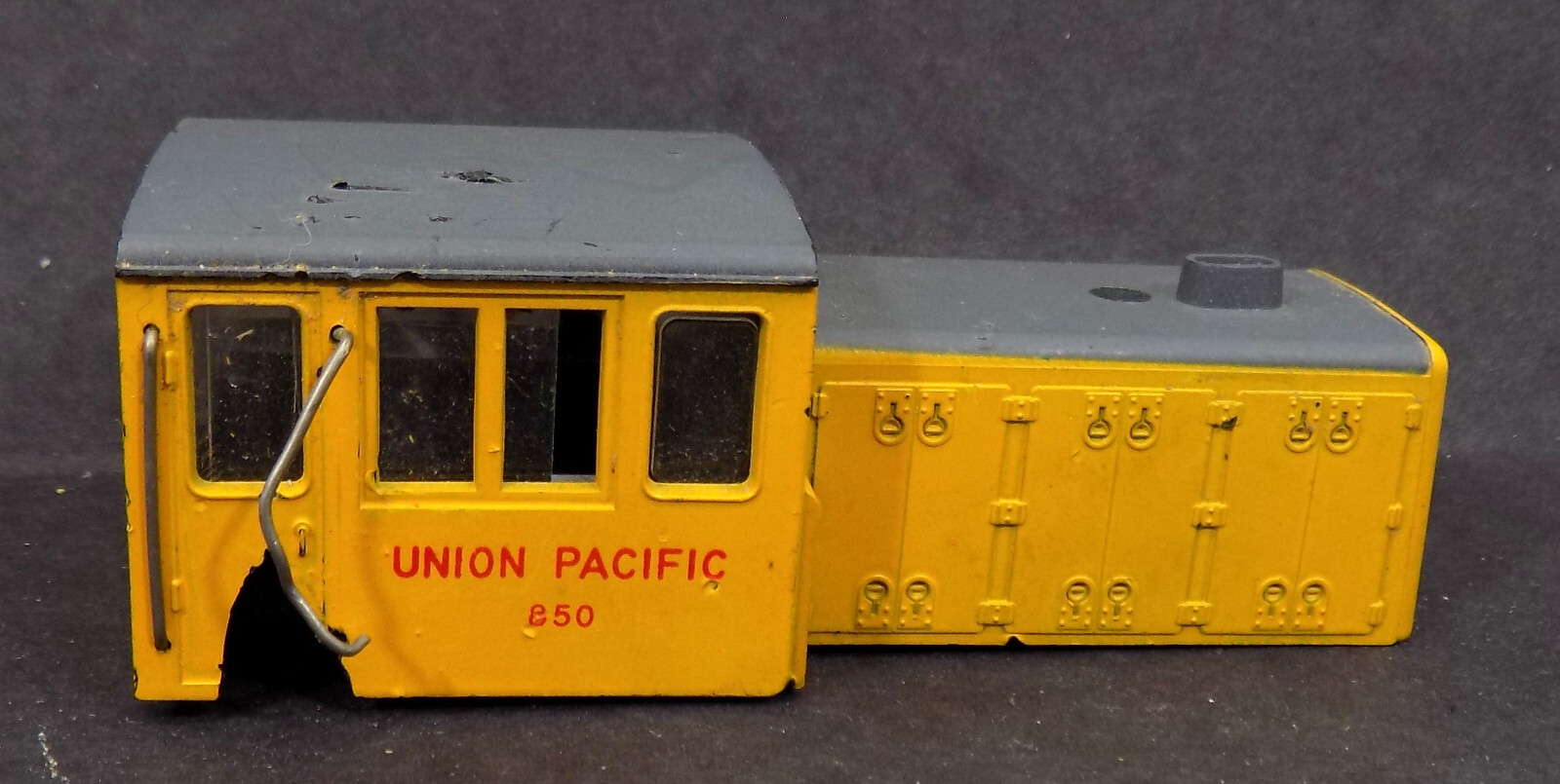 HO / UNBRANDED / SWITCHER LOCOMOTIVE #850 / UNION PACIFIC / SHELL /PARTS REPAIR
