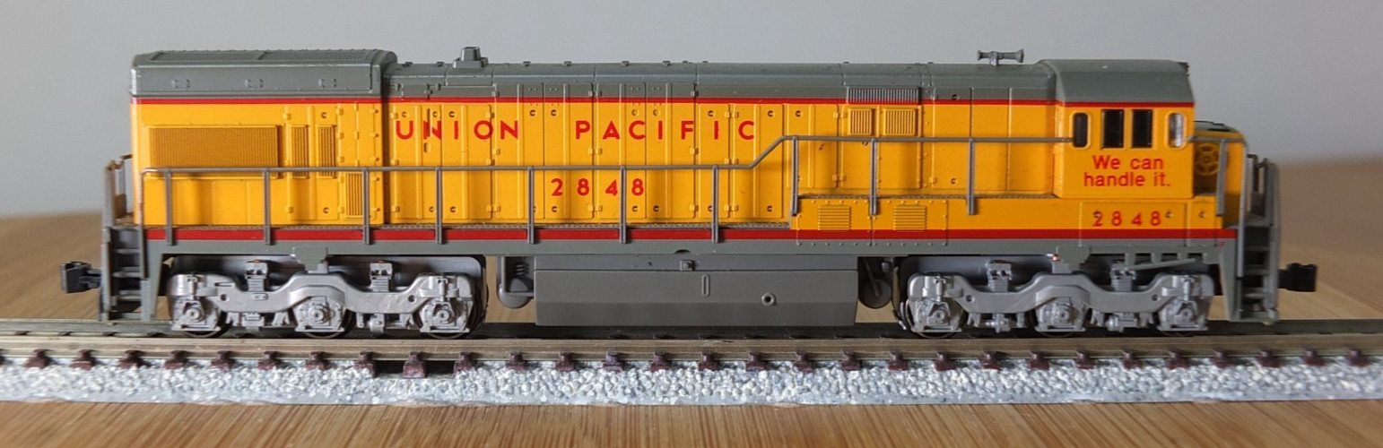 Kato 176-0933 N Gauge GE U30C diesel loco in Union Pacific livery