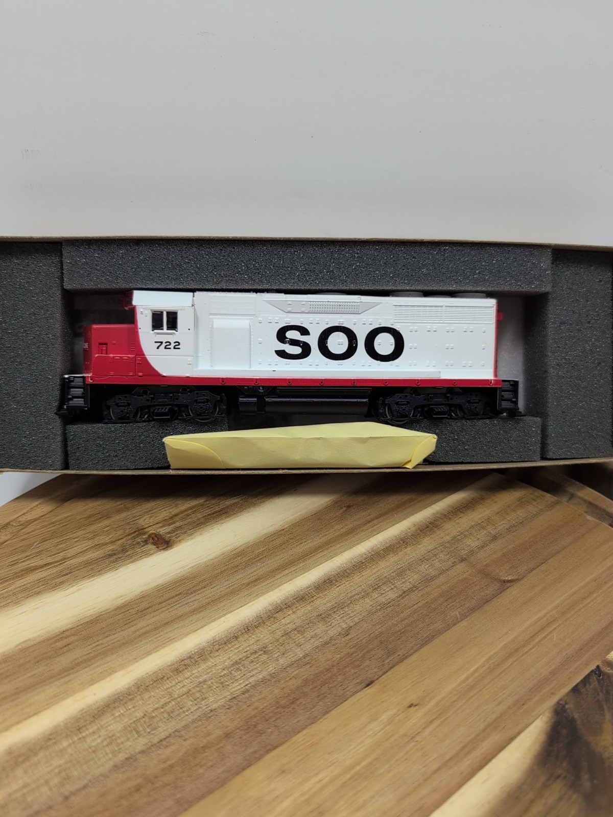 HO Scale Athearn 4209 SOO Line Railroad EMD GP35 Diesel Locomotive