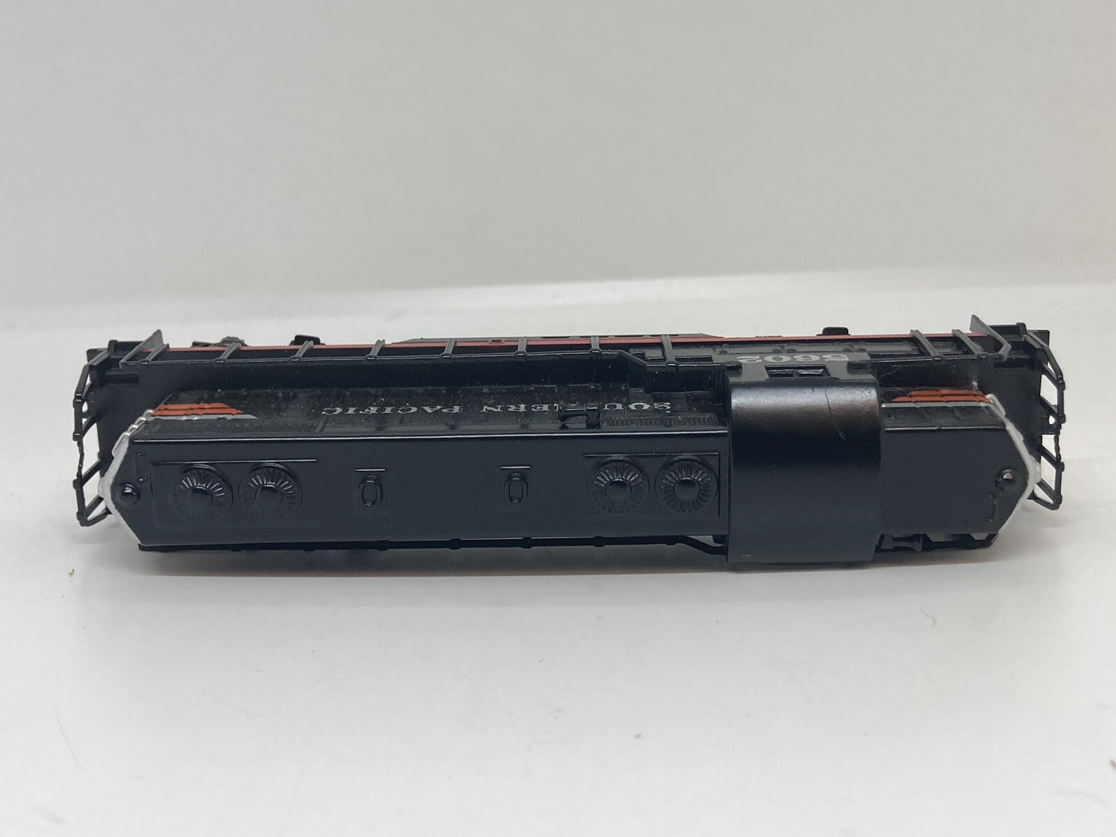 Lionel 5602 Southern Pacific GP-9 Unpowered Diesel LN/Box – TT Scale