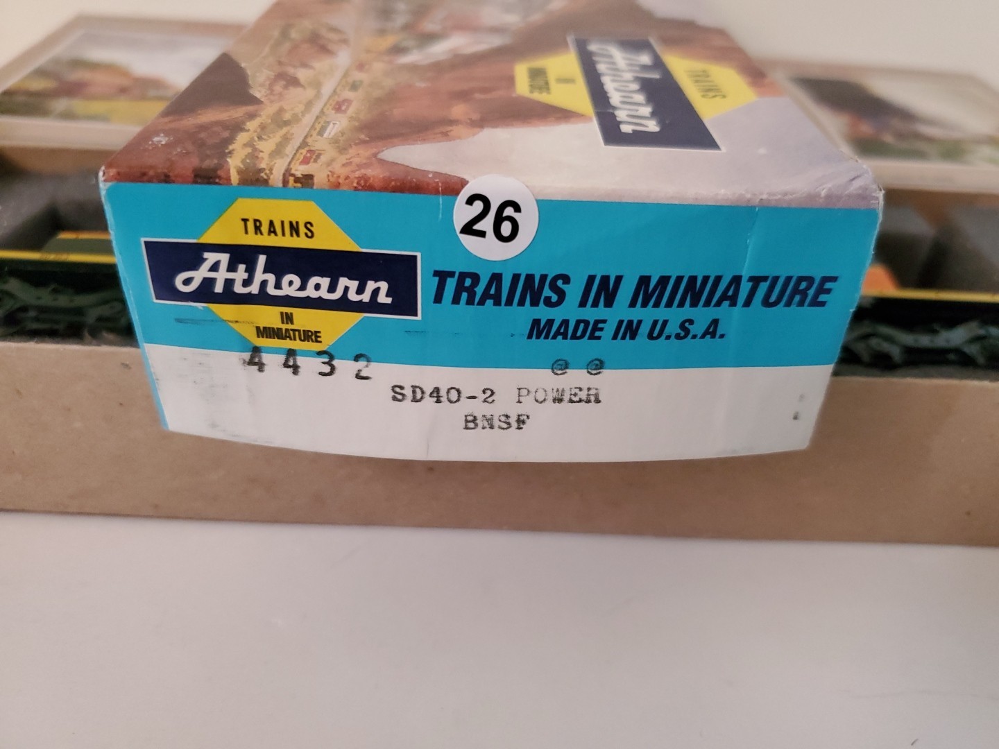 HO ATHEARN 4432 SD40-2 POWER BNSF # 6915, JORDAN SPREADER UNDECORATED 932-5350