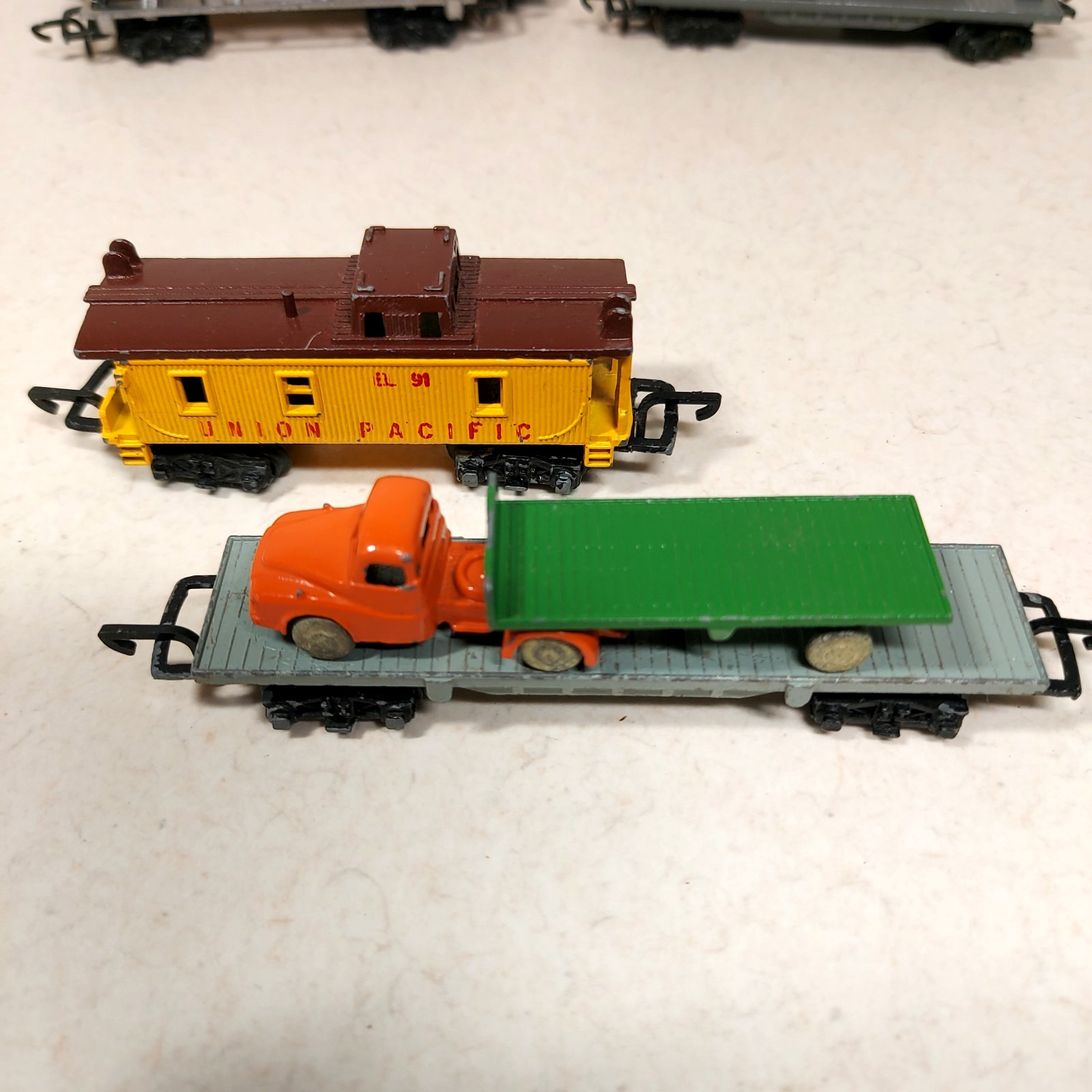 Vtg Lone Star N Scale UP Locomotive Train & Cars Houses Trucks Station England