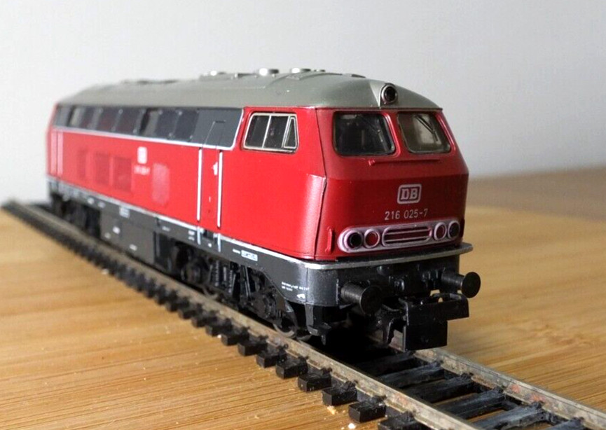 Marklin Hamo 8375 HO gauge DB BR 216 diesel locomotive in DB Red Livery