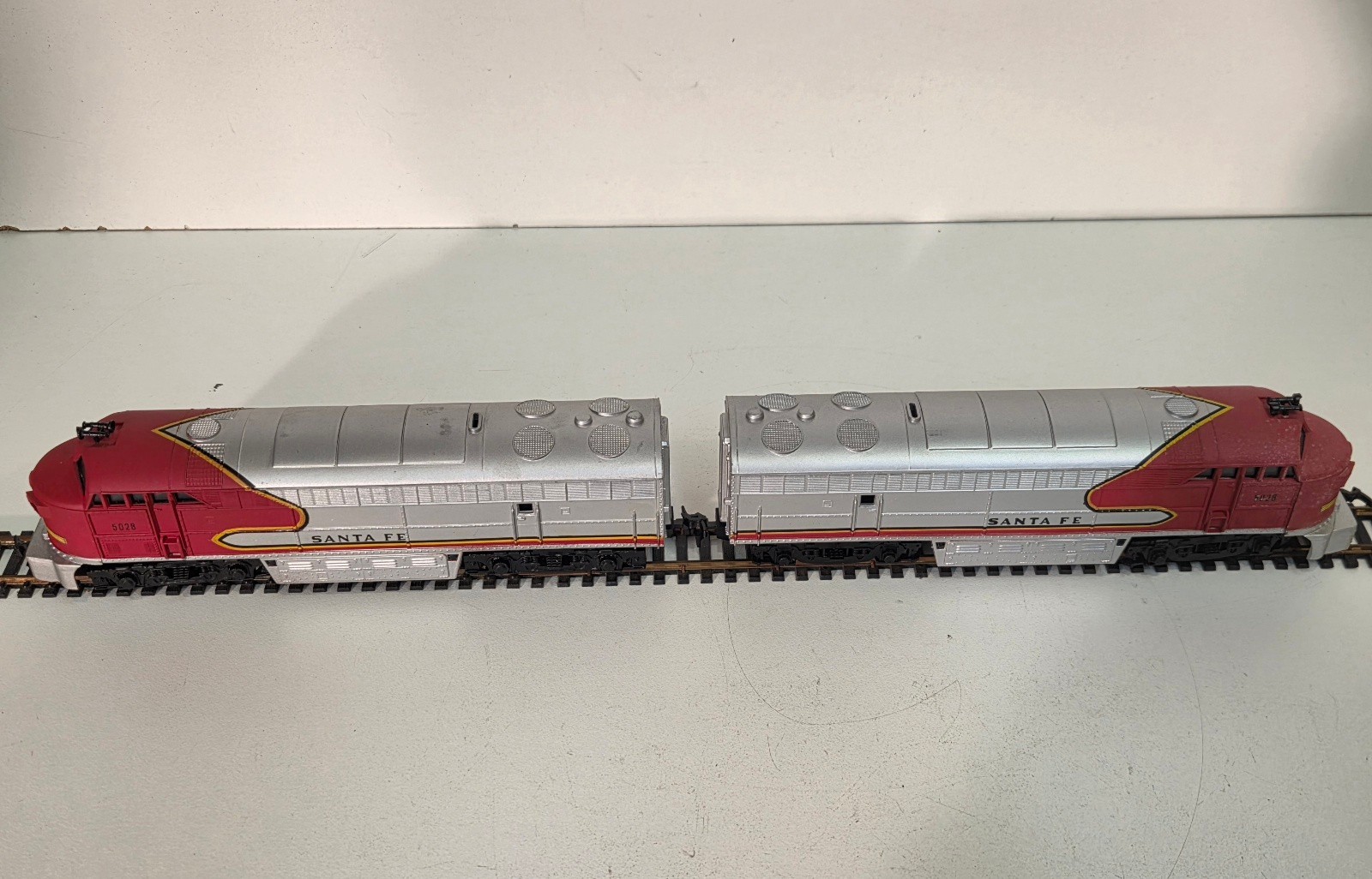 Vintage HO AHM Mehano Santa Fe FM C-Liner Diesel Power Locomotive + Dummy w/ OB