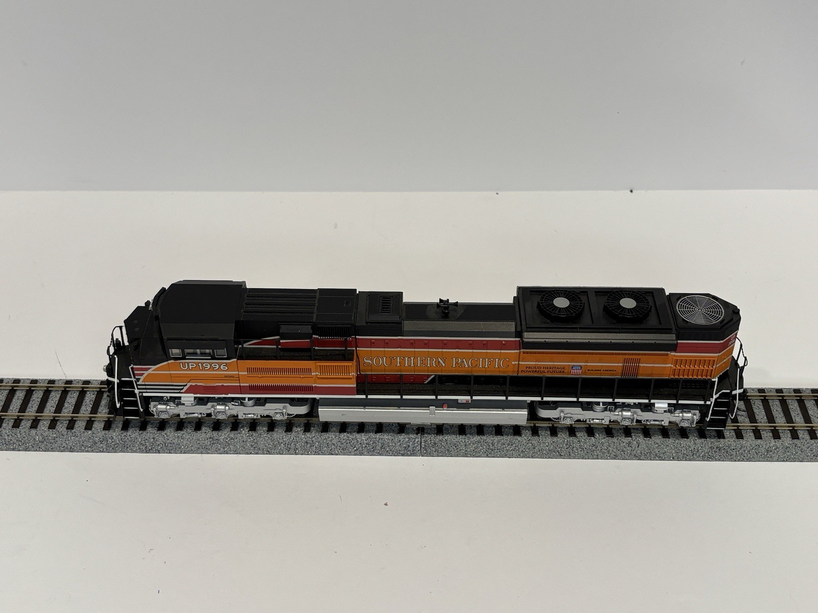 HO Scale Walthers EMD SD70ACe – Southern Pacific Daylight #1996 – DCC / Sound